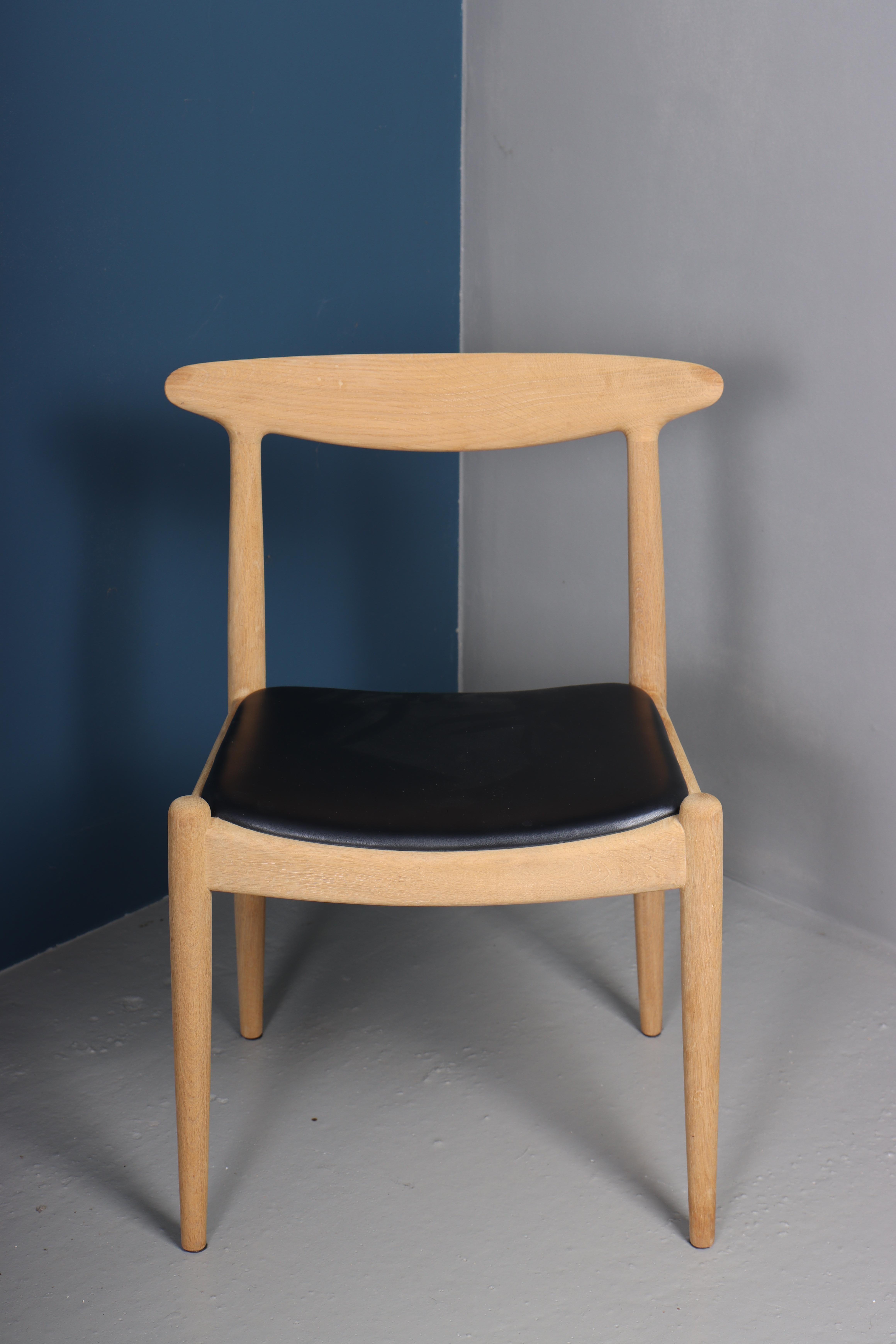 Cuir Ensemble de six chaises d'appoint du milieu du siècle en chêne et cuir patiné de Hans Wegner en vente