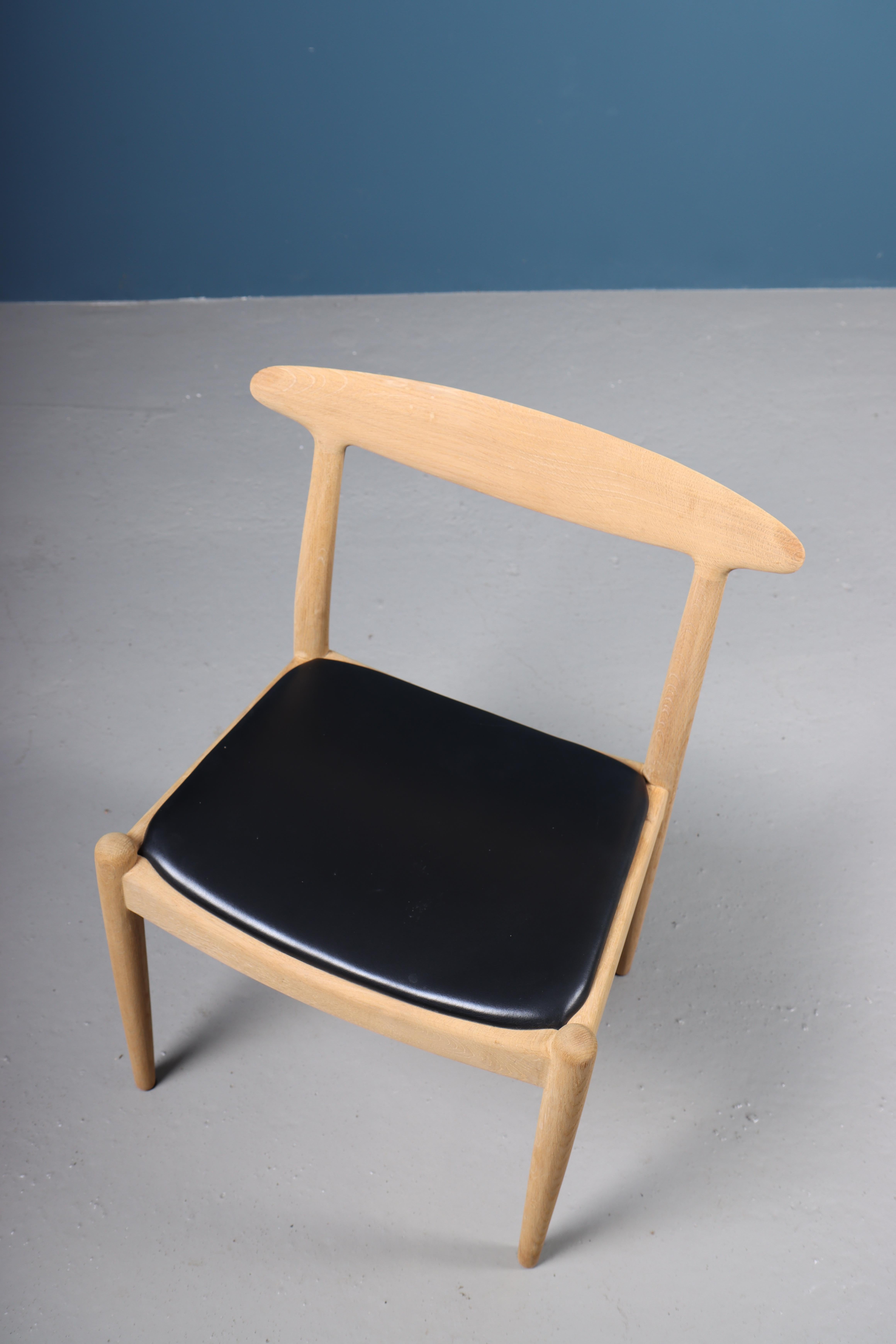 Ensemble de six chaises d'appoint du milieu du siècle en chêne et cuir patiné de Hans Wegner en vente 2