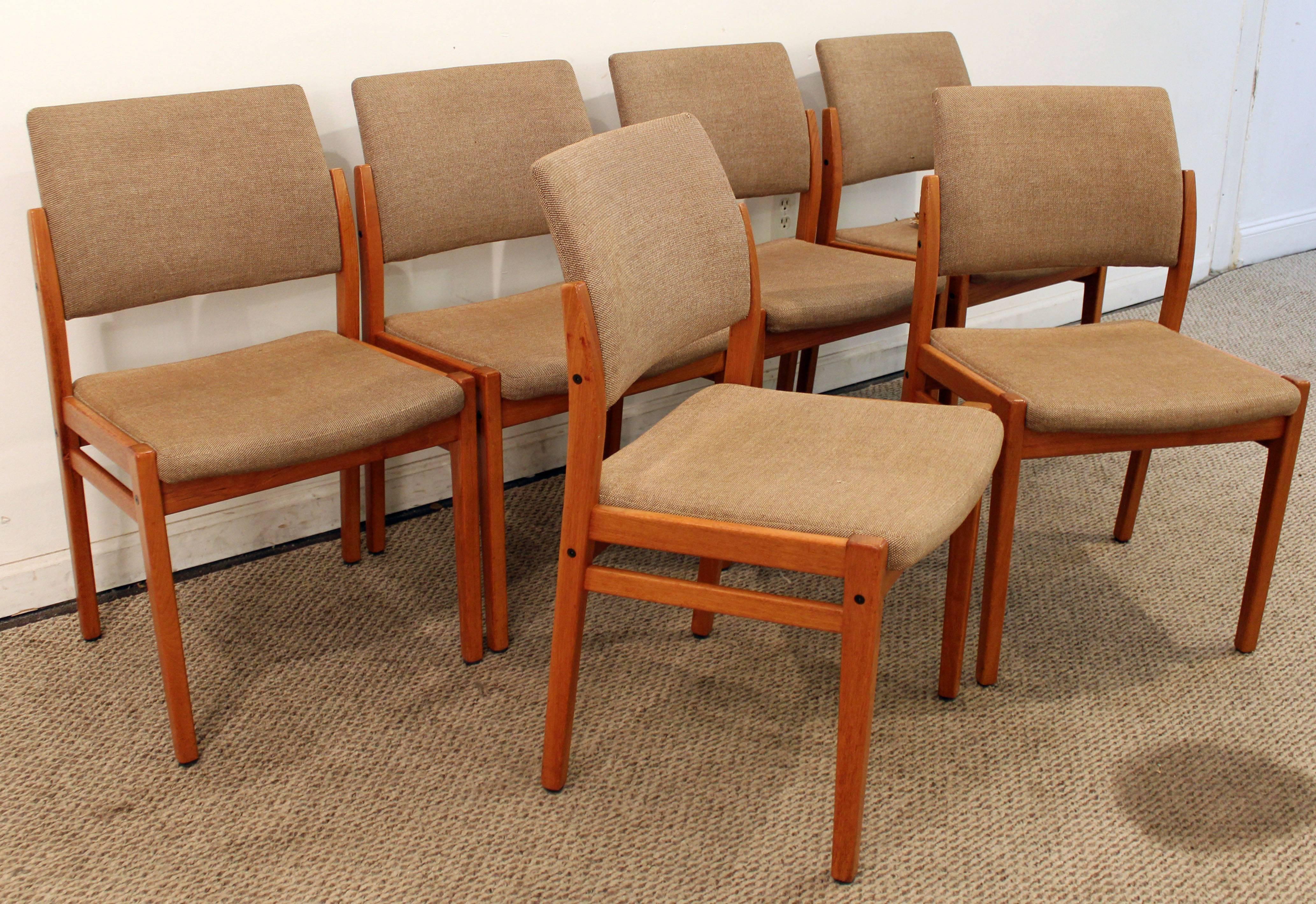 Offered is a set of six midcentury teak dining chairs by Svegards Markaryd of Sweden. They need to be reupholstered.

Dimensions: 
18