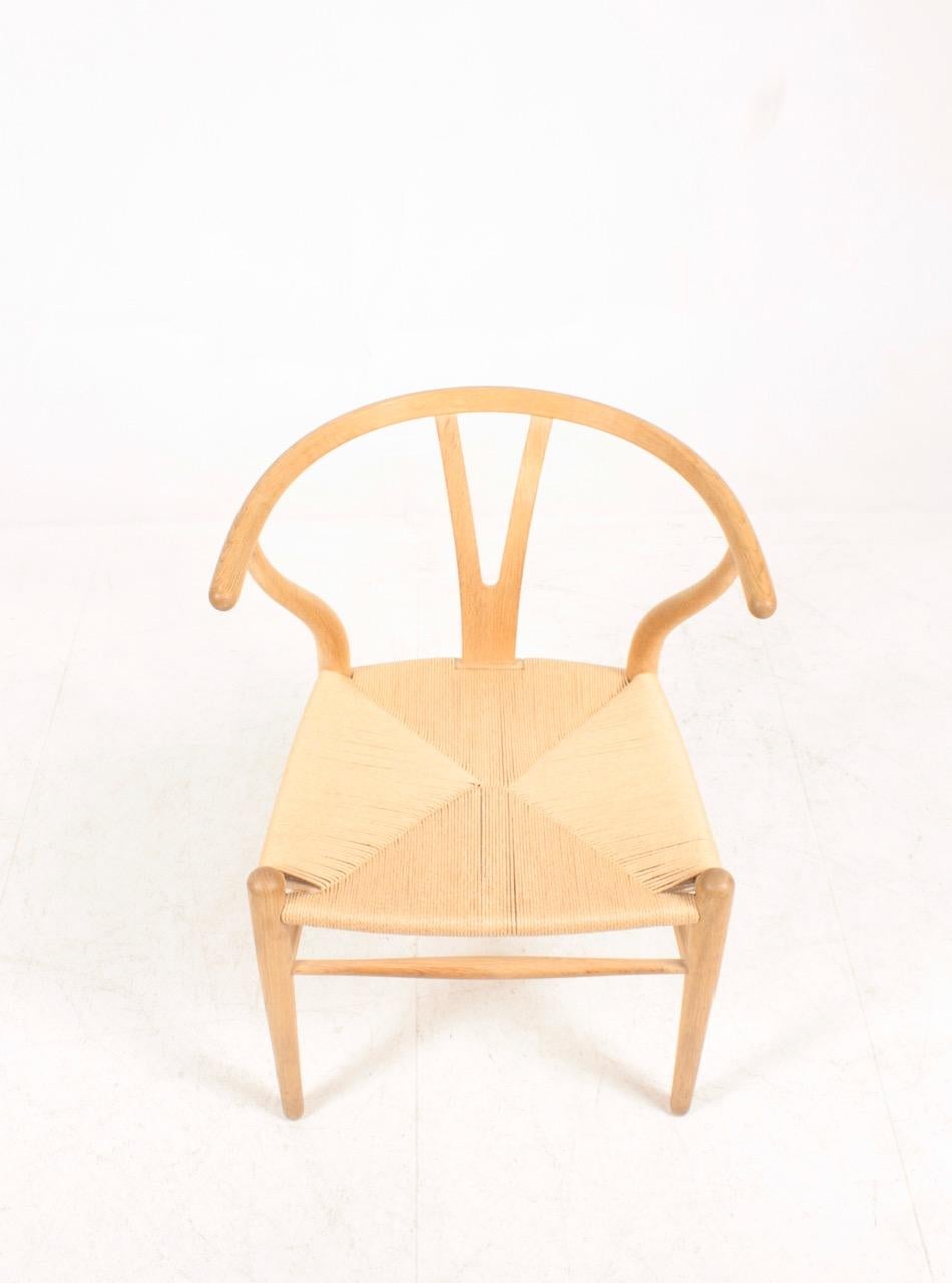 Satz von sechs Wishbone-Stühlen aus patinierter Eiche von Hans Wegner aus der Jahrhundertmitte, 1960er Jahre (Skandinavische Moderne) im Angebot