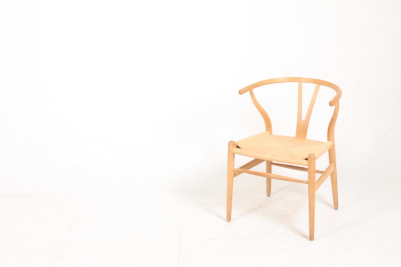 Satz von sechs Wishbone-Stühlen aus patinierter Eiche von Hans Wegner aus der Jahrhundertmitte, 1960er Jahre im Zustand „Gut“ im Angebot in Lejre, DK