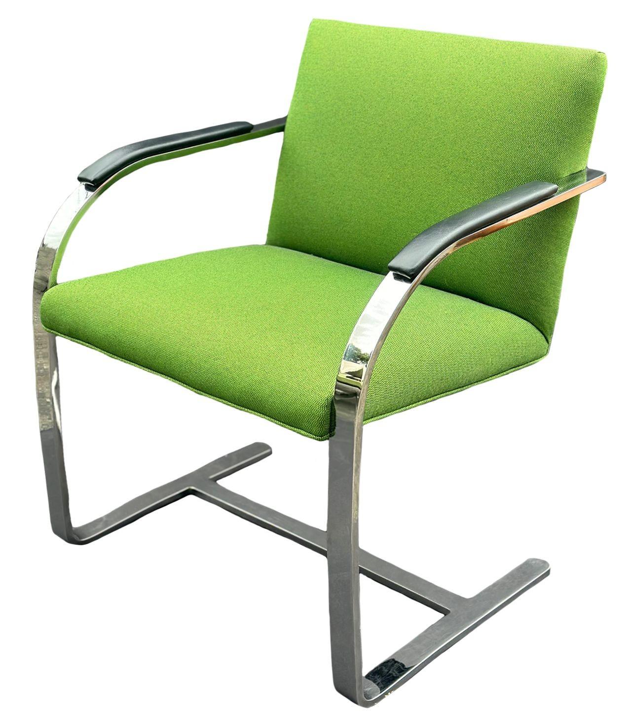 Set di sei sedie di design BRNO di Mies van der Rohe, del metà del secolo scorso, rivestite di recente con tessuto verde e dotate di una struttura in metallo cromato. Prodotto negli Stati Uniti, anni '70 circa.
Dimensioni:
32 