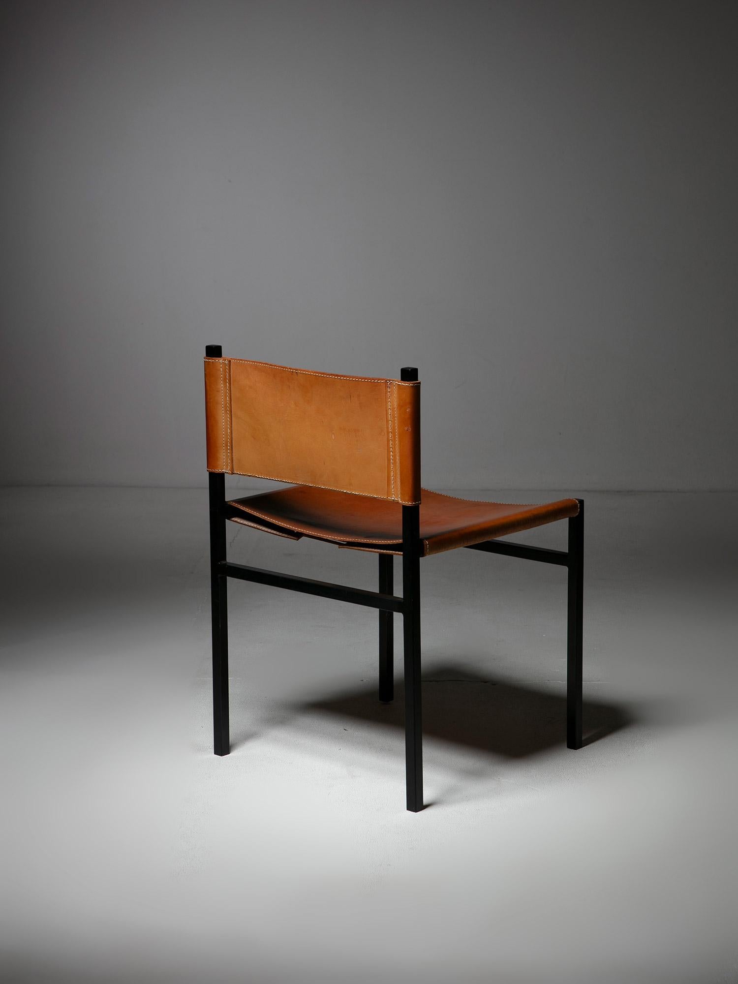 Milieu du XXe siècle Ensemble de six chaises minimales en cuir 