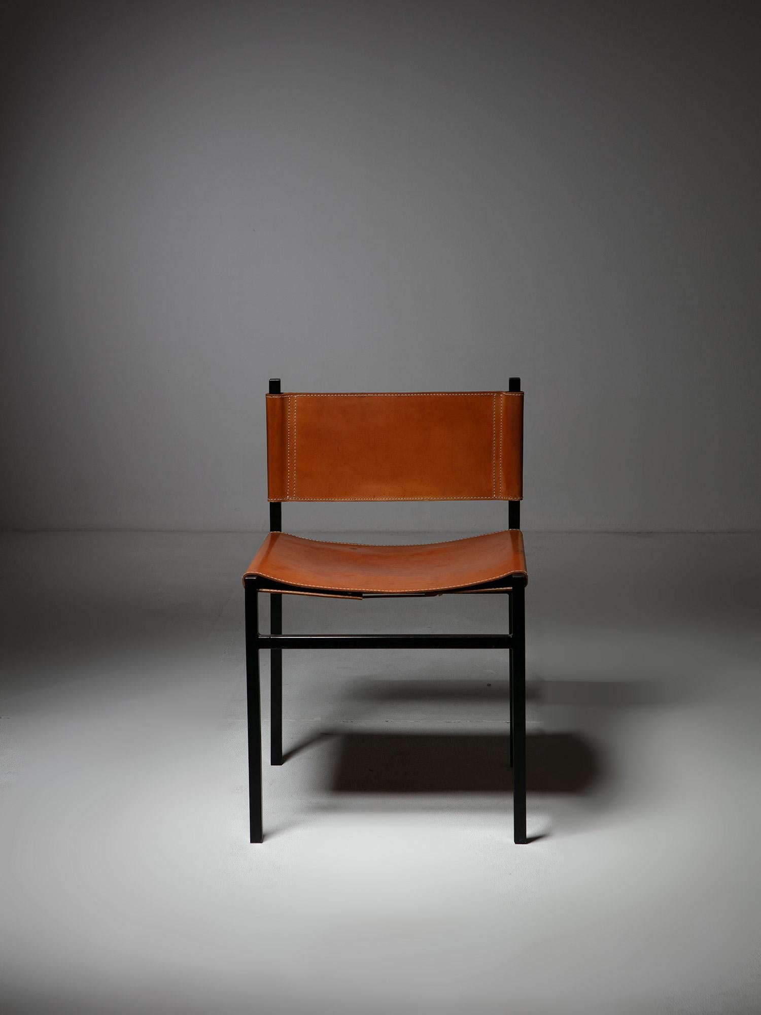 Satz von sechs minimalistischen „Rea“-Lederstühlen von Paolo Tilche für Arform, Italien, 1950er Jahre (Metall) im Angebot