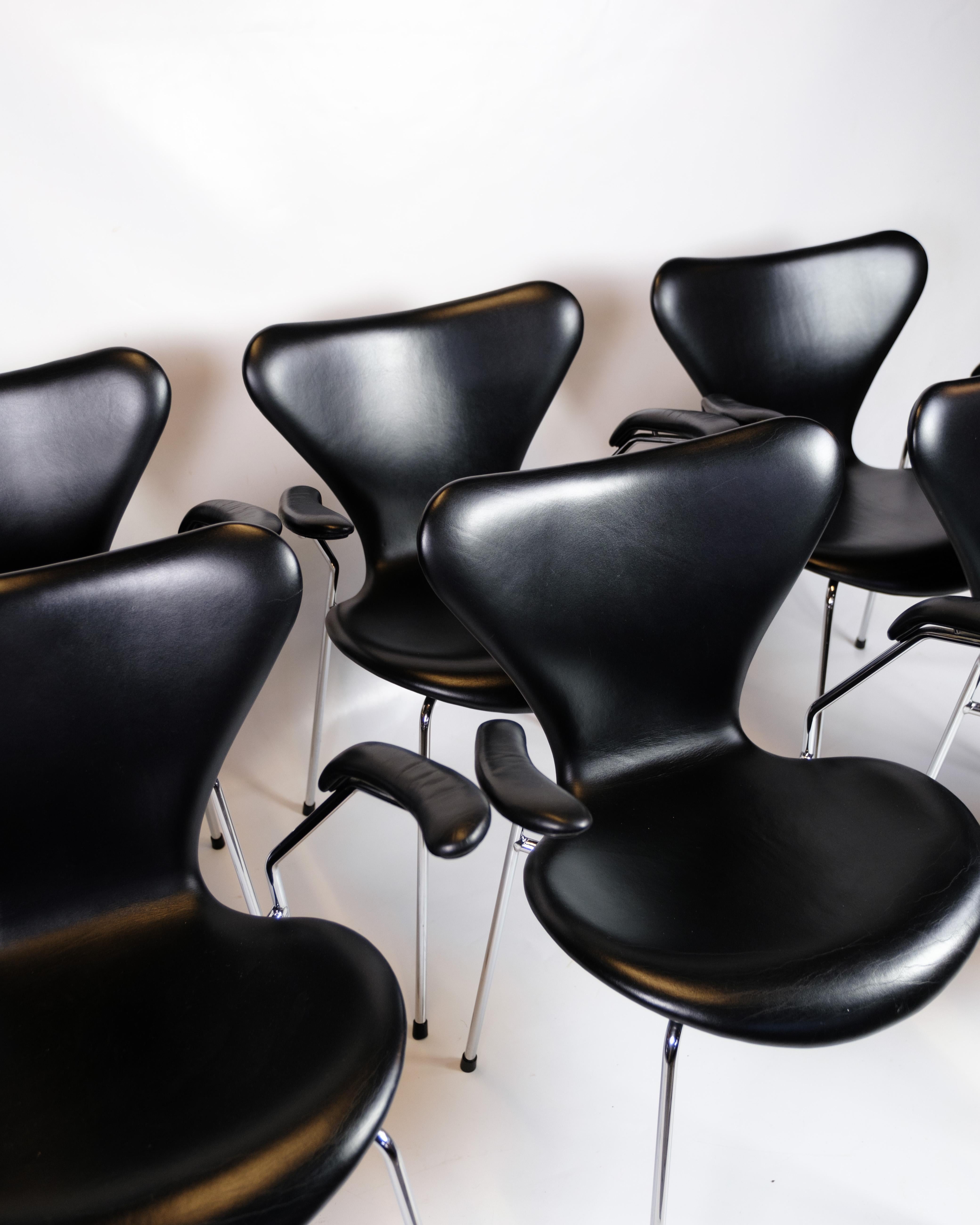 Der Seven Chair mit Armlehnen und Vollpolsterung aus Leder ist ein klassischer Entwurf von Arne Jacobsen. Dieser Stuhl ist unglaublich vielseitig und passt perfekt zu jedem Esstisch, jeder Küche und jedem Büro. Er ist ein Favorit in modernen und