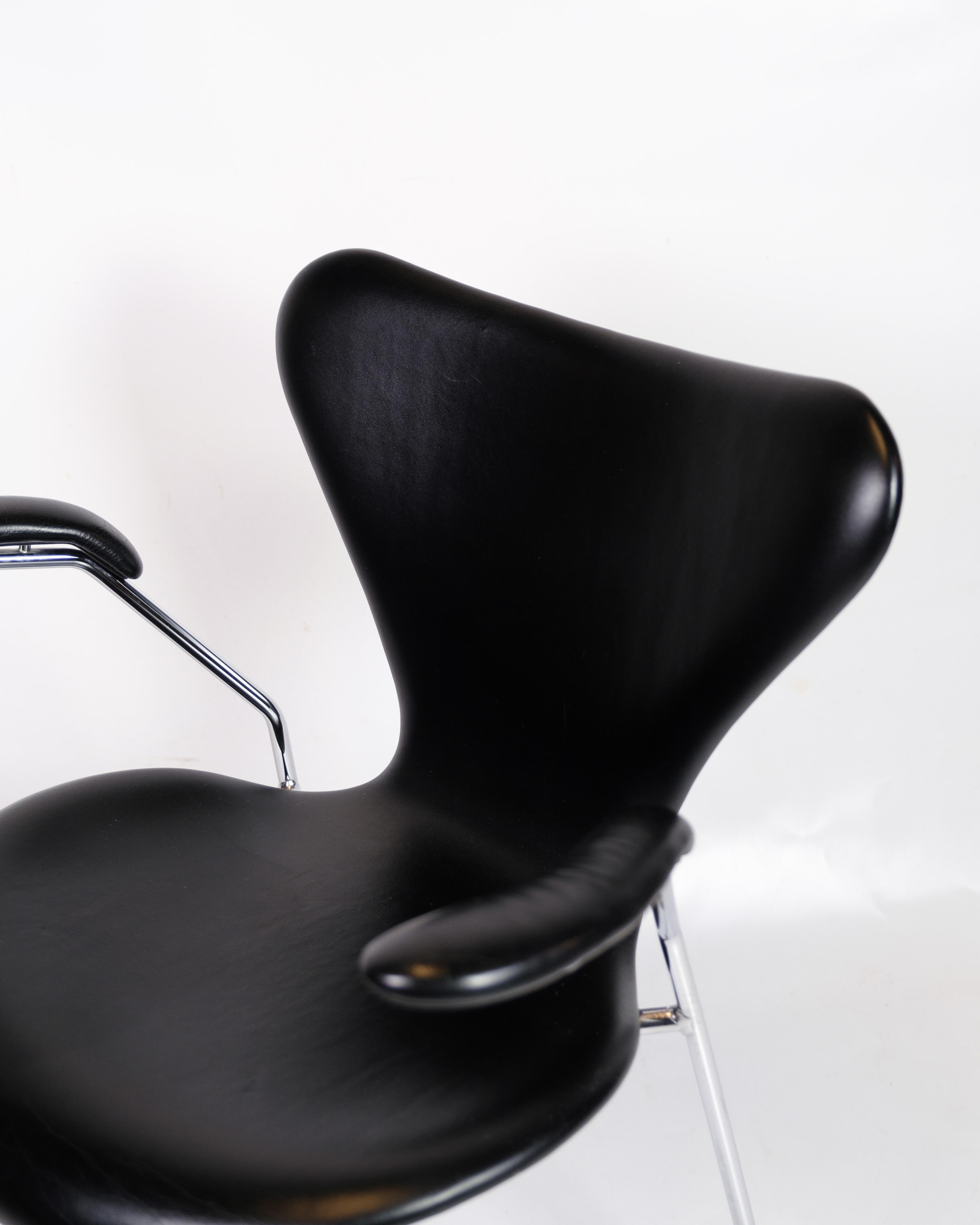Set von sechs Serie Sieben Stühle Modell 3207 In Schwarz Leder von Arne Jacobsen (Dänisch) im Angebot