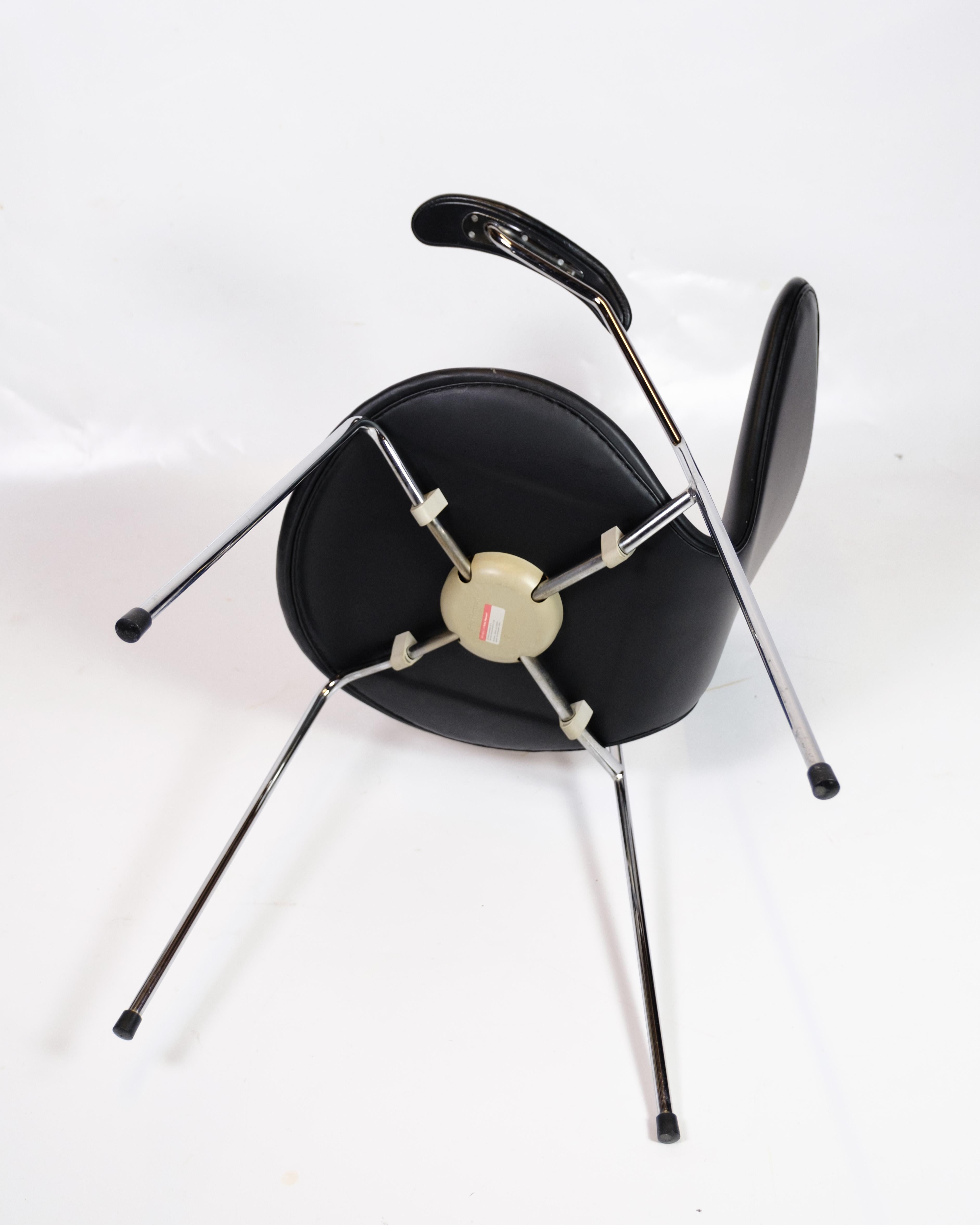 Set von sechs Serie Sieben Stühle Modell 3207 In Schwarz Leder von Arne Jacobsen im Angebot 3