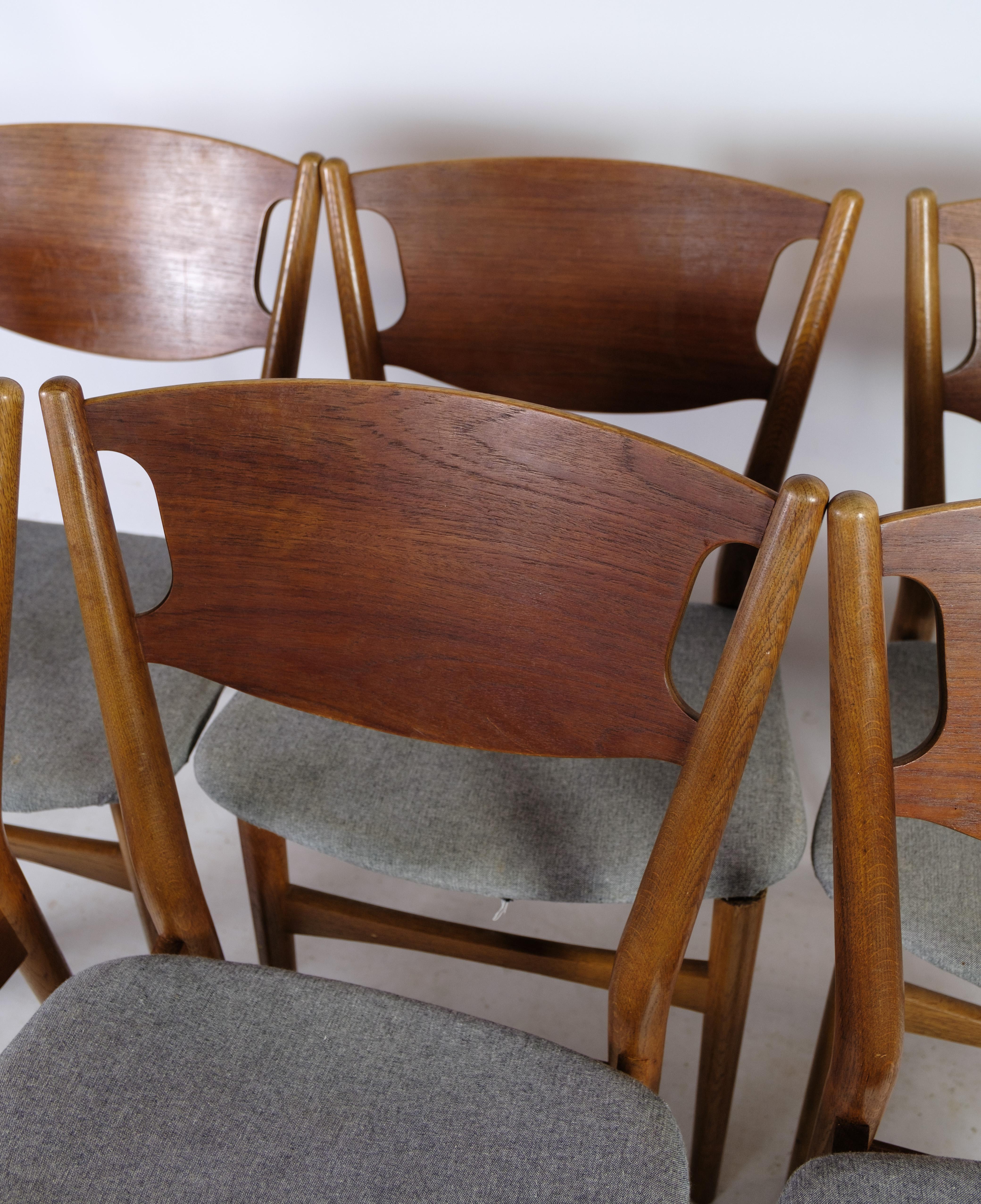 Un ensemble de six chaises de salle à manger, le modèle 42A, conçu par l'estimé Helge Sibast dans les années 1950, offre un ajout intemporel à tout espace de salle à manger. Fabriquées en chêne et en teck, ces chaises mettent en valeur l'élégance