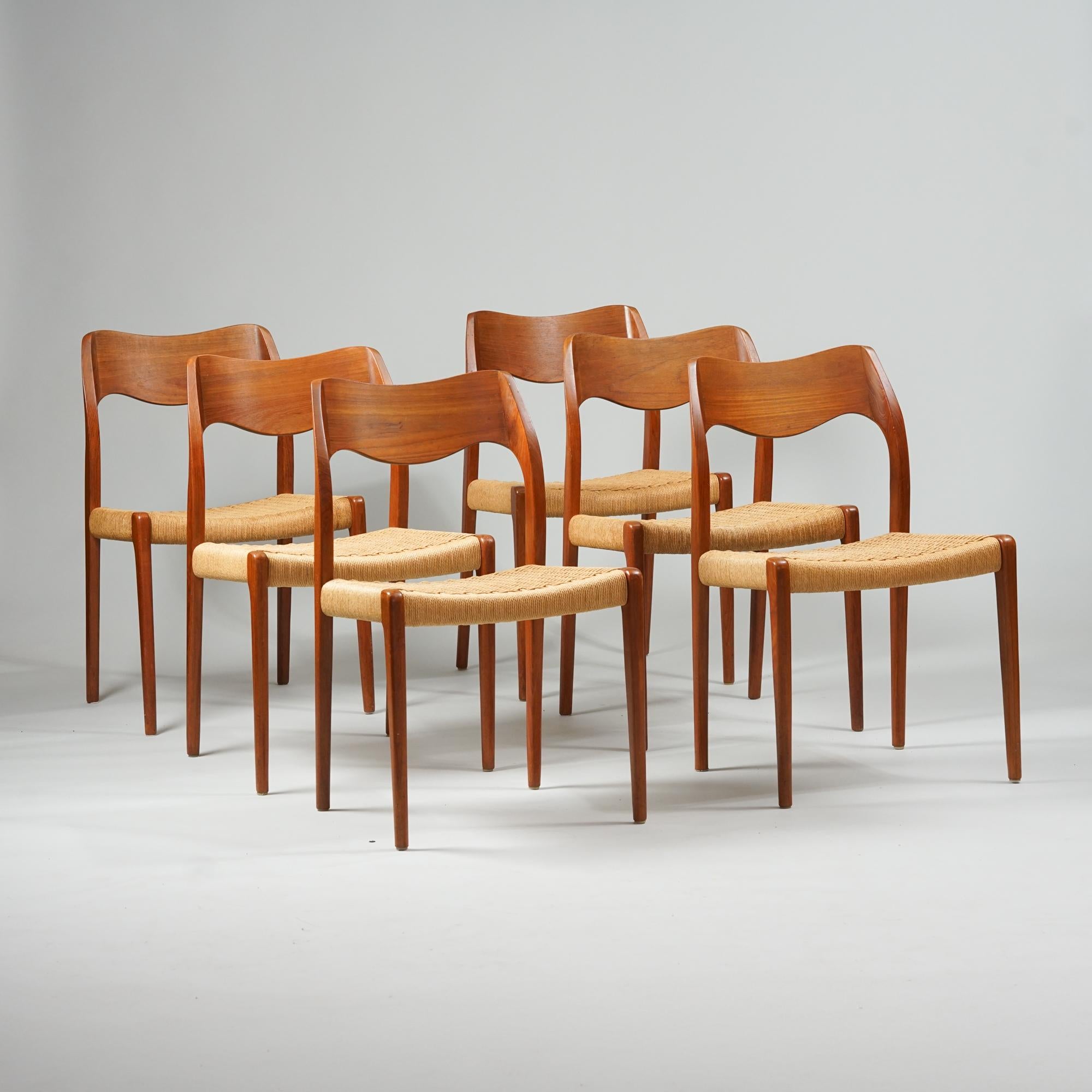 Set di sei sedie modello 71, disegnate da Niels O. Møller, prodotte da J.L. Møllers Møbelfabrik, 1950/1960. Struttura in teak con seduta in corda di carta. Buone condizioni vintage, lieve patina coerente con l'età e l'uso. Le sedie sono vendute come