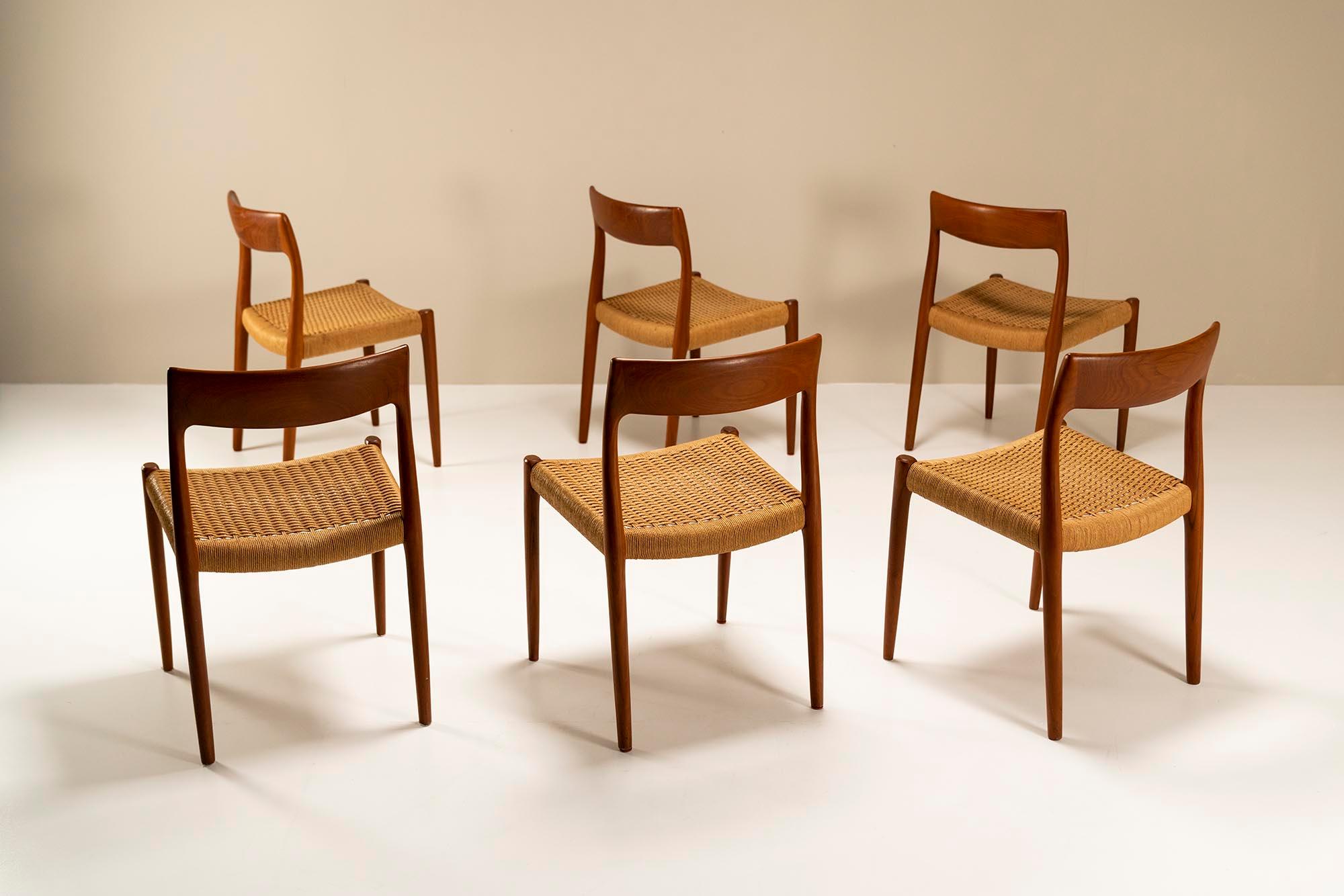 Un magnifique ensemble de six chaises de salle à manger légendaires modèle 77 du designer danois Niels Otto Møller de 1959. Apparemment simple, mais très ingénieusement conçu par les maîtres artisans de J.L Møbelfabrik. Les connexions dont les