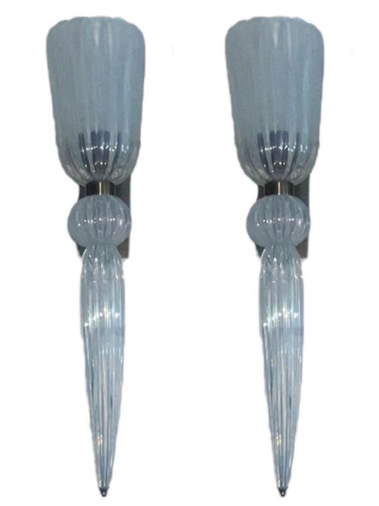 Un sofisticado conjunto de seis apliques de pared italianos modernistas, cada uno soplado a mano en suave cristal de Murano opalino celadón y montado sobre marcos de latón cepillado. El diseño está definido por una banda cilíndrica de latón que une