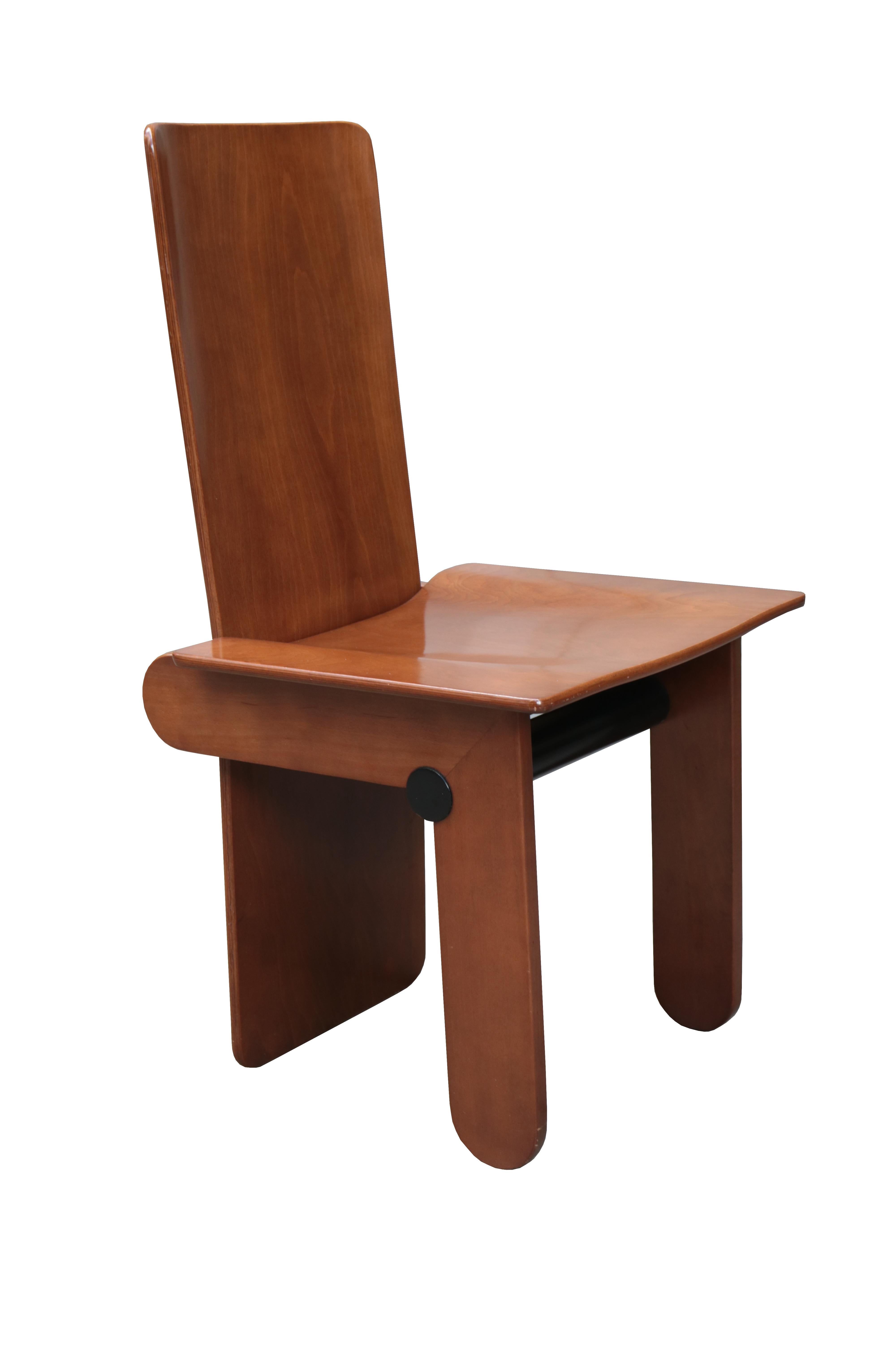 Un set di sei sedie da pranzo moderniste disegnate da Carlo Scarpa per Gavina. 
Legno di pino tinto con dettagli ebanizzati.