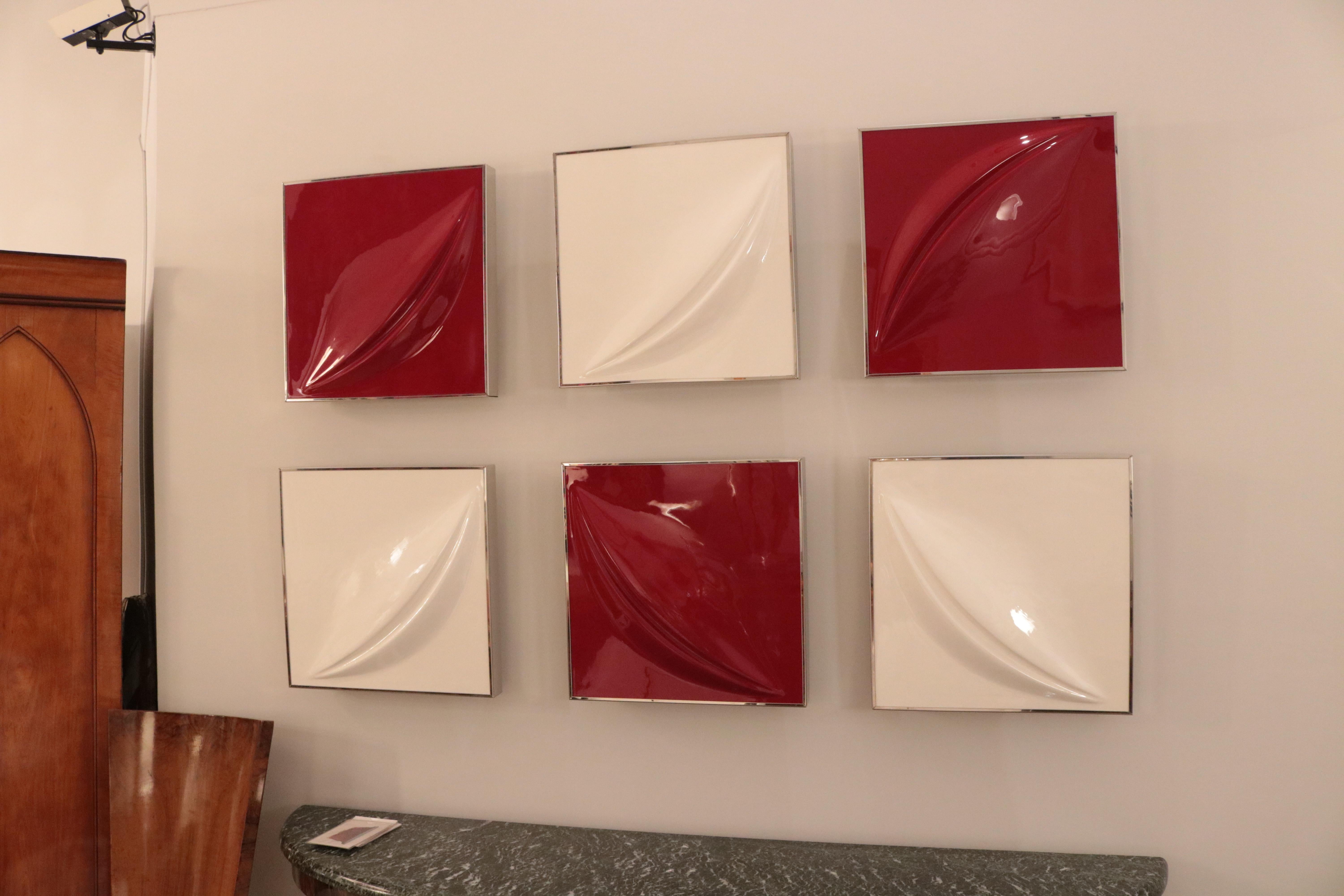 Un ensemble de six reliefs muraux modernistes.
Formes abstraites en fibre de verre rouge et blanche montées dans des cadres chromés.
       