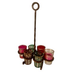 Set von sechs marokkanischen Trinkgläsern in schmiedeeiserner Caddy
