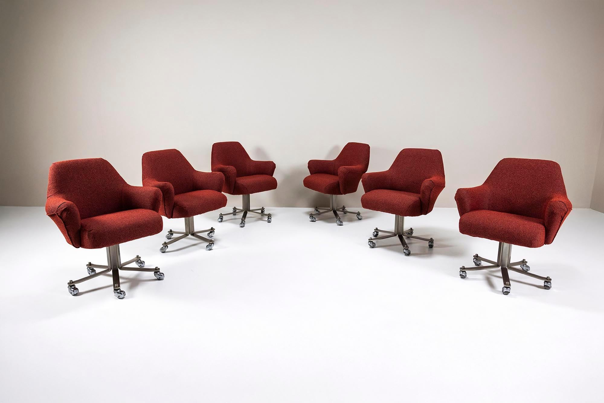Diese in den 1970er Jahren entworfenen Stühle sind eine echte Verkörperung des italienischen Designs der Mitte des Jahrhunderts. Dieses atemberaubende Set aus sechs 