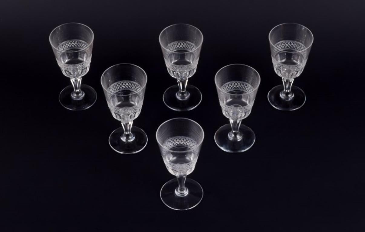 Un ensemble de six verres à vin blanc français soufflés à la bouche en verre de cristal. Coupe à facettes. 
Fait à la main. 
Circa 1900. 
Parfait état. 
Dimensions : D 6,2 cm x H 12,0 cm : D 6,2 cm x H 12,0 cm.