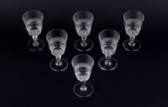 Set von sechs mundgeblasenenen französischen weißen Weingläsern aus Kristallglas.