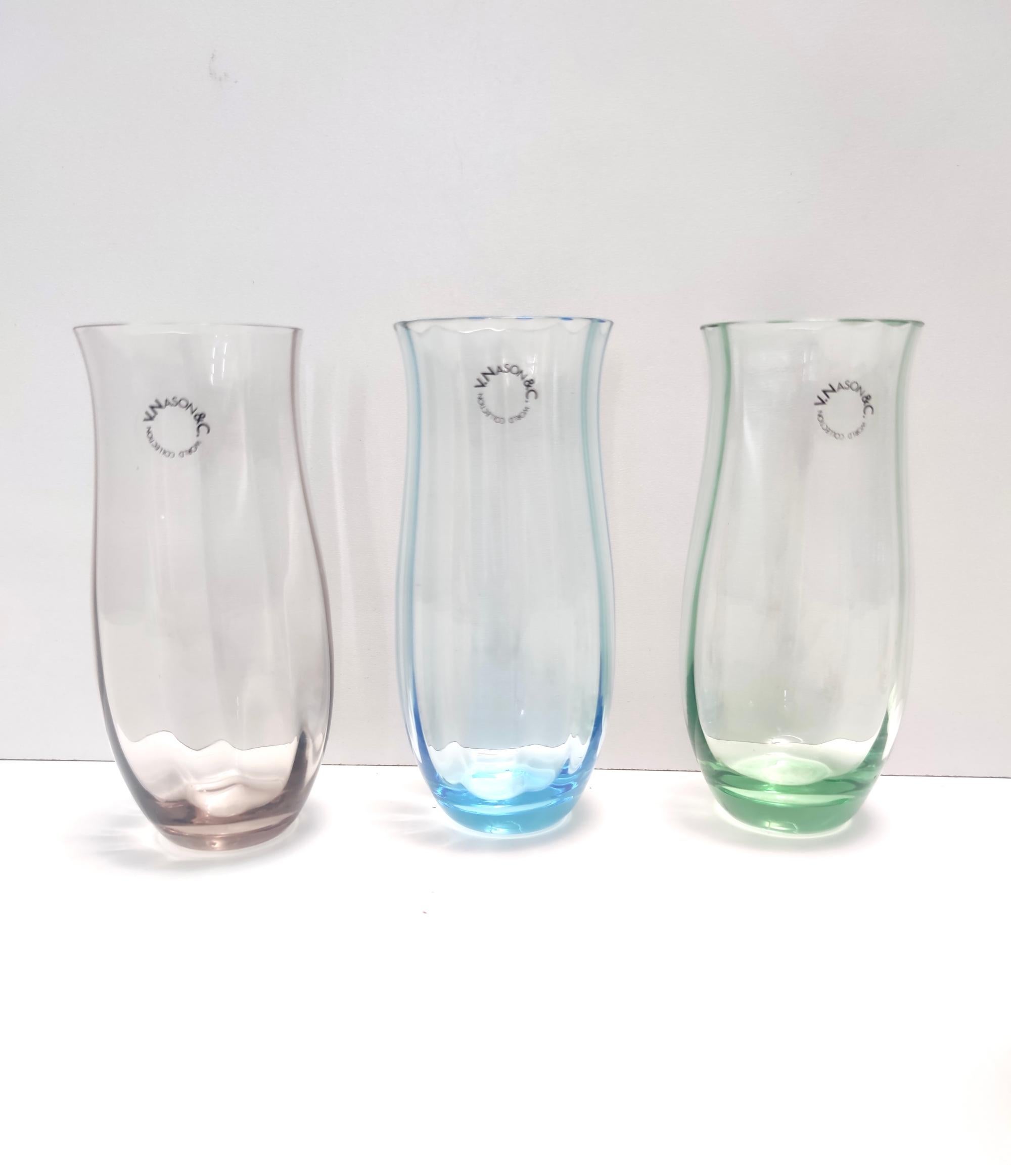 Fabriqué en Italie, années 1990.
Ce set de six verres est fabriqué en verre de Murano, dont l'intérieur est strié et l'extérieur est lisse.
Il s'agit d'un ensemble vintage, qui peut donc présenter de légères traces d'utilisation, mais qui peut être