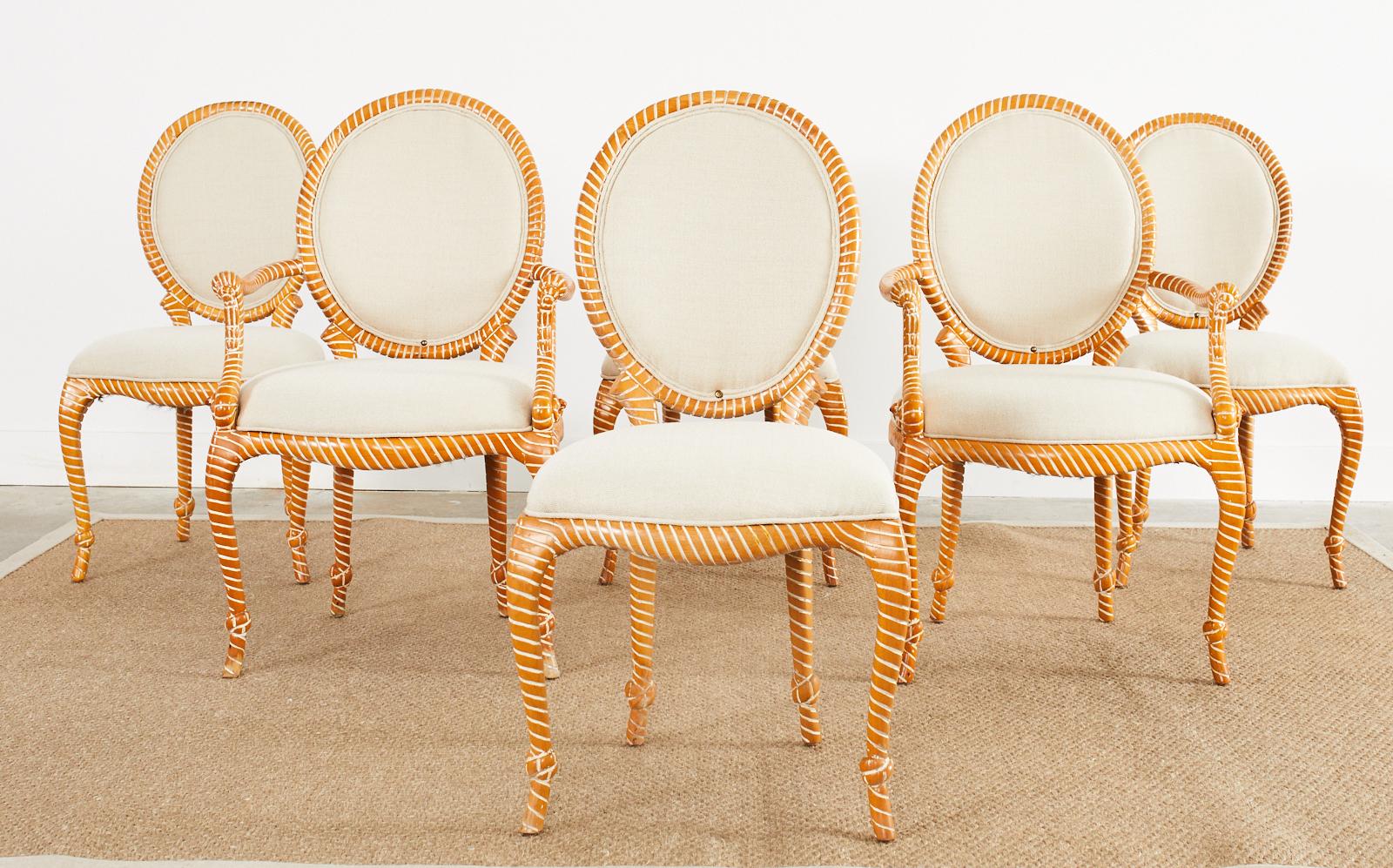Incredibile set di sei sedie da pranzo spagnole in finta corda intagliate a mano e realizzate secondo il gusto di Napoleone III. Il set è composto da quattro sedie laterali e due poltrone ospitanti che misurano 23,5 pollici di larghezza al braccio e
