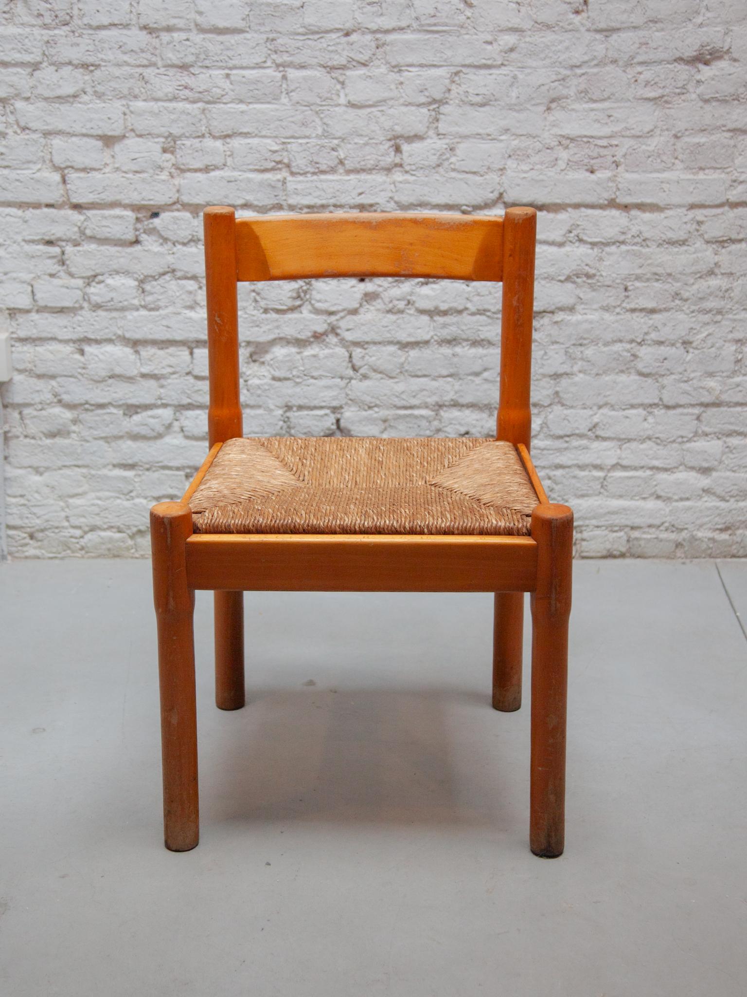 Ein Natural schöner Satz von sechs Carimate Modell Esszimmerstühle von Vico Magistretti aus den achtziger Jahren in Naturholz und Rattan.fünf Stühle sind in einem perfekten Zustand mit Gebrauchsspuren der sechste ist stabil, aber restauriert.



Der