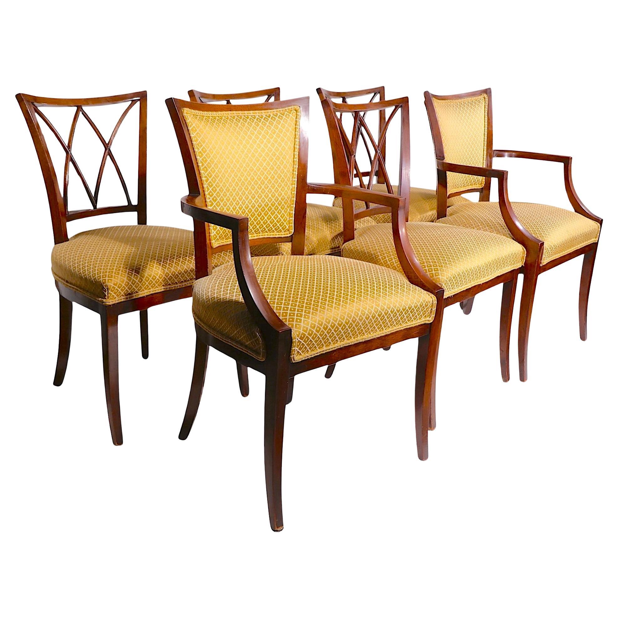 Satz von sechs Esszimmerstühlen im Neo-Regency-Stil mit X-Rückenlehne, aus Massivholz
 (Mahagoni- oder Nussbaum-) Rahmen, mit gepolsterten Sitzen und Rückenlehnen. 
Das Set besteht aus vier Beistell- und zwei Sesseln, alle sind strukturell solide