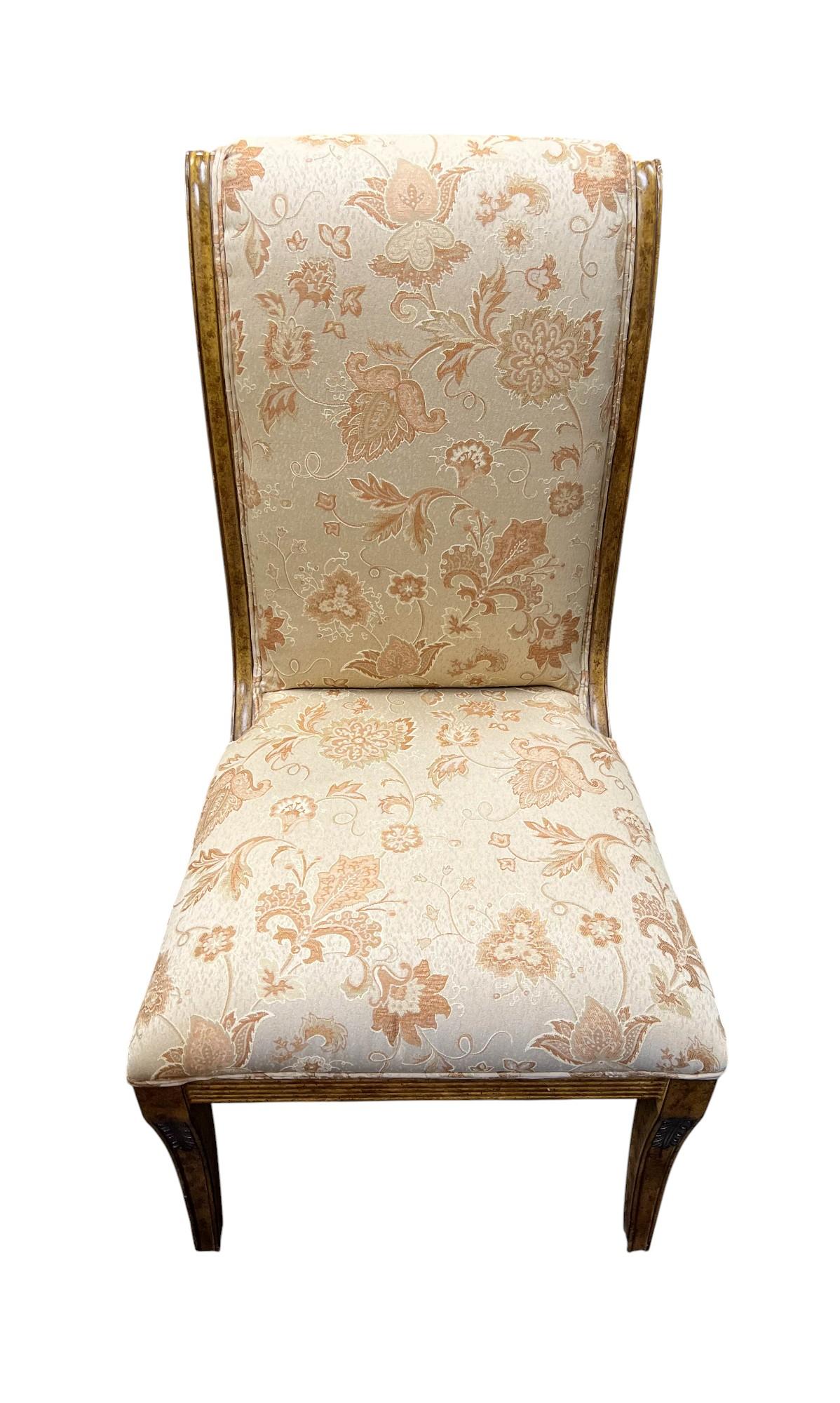 Questo set di sei sedie da pranzo riflette il fascino e la simmetria del design neoclassico. Ogni sedia presenta uno schienale alto e completamente imbottito che confluisce in una seduta generosamente imbottita, creando una silhouette continua e
