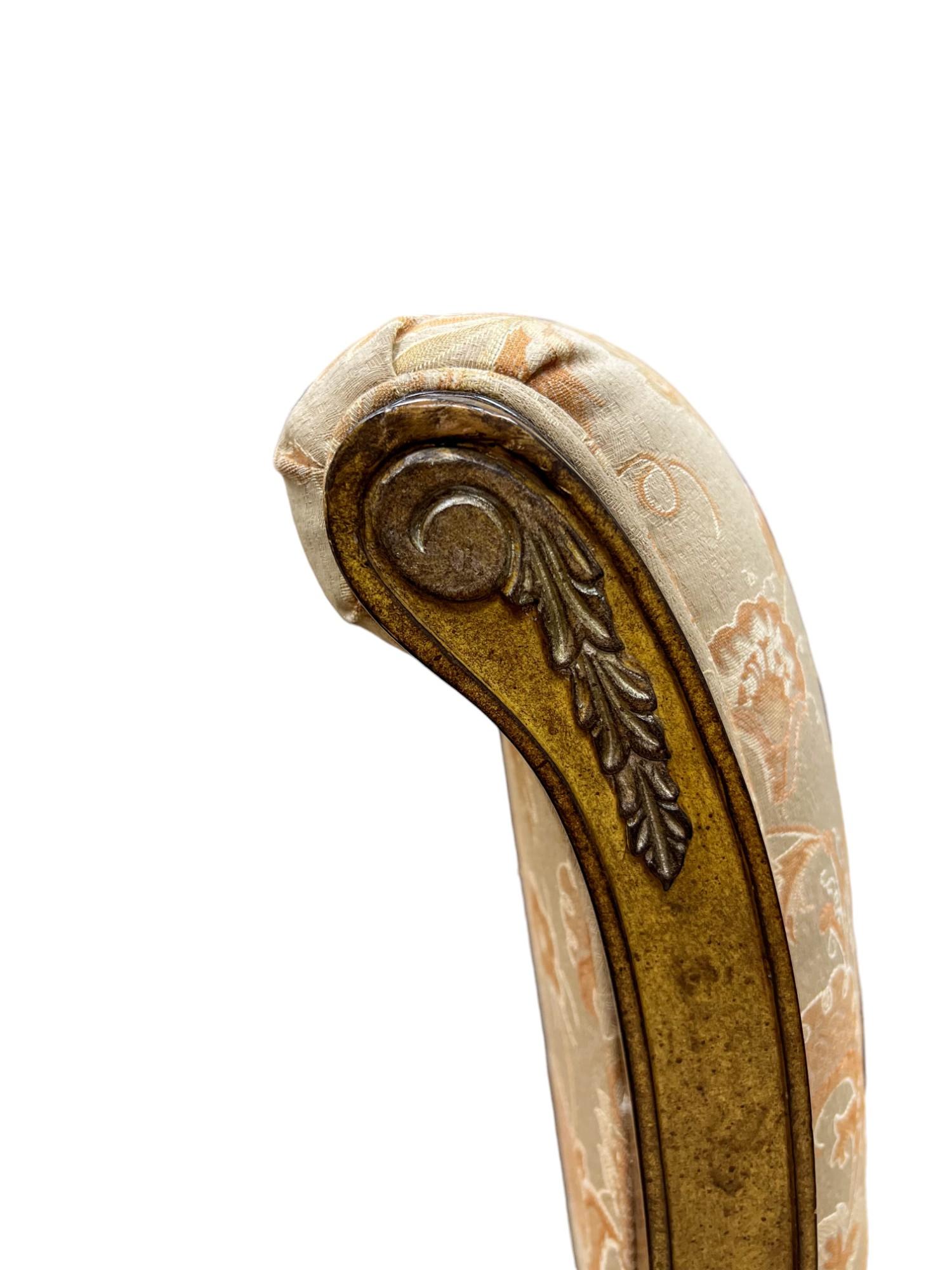 Tessile Set di sei sedie da pranzo neoclassiche con schienale alto in vendita
