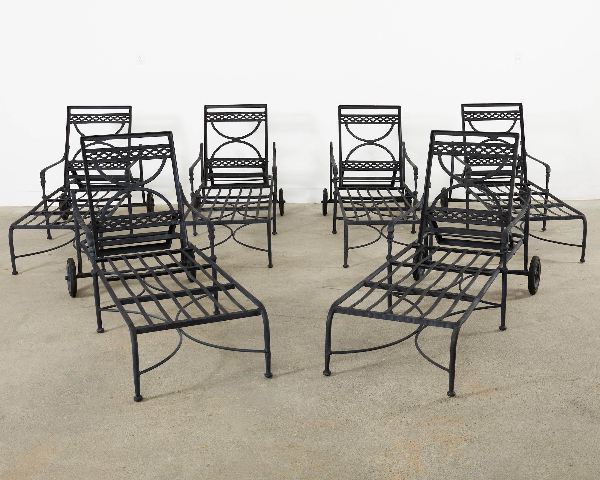 Satz von sechs Garten-Sesseln aus Aluminium im neoklassischen Stil (Neoklassisch) im Angebot