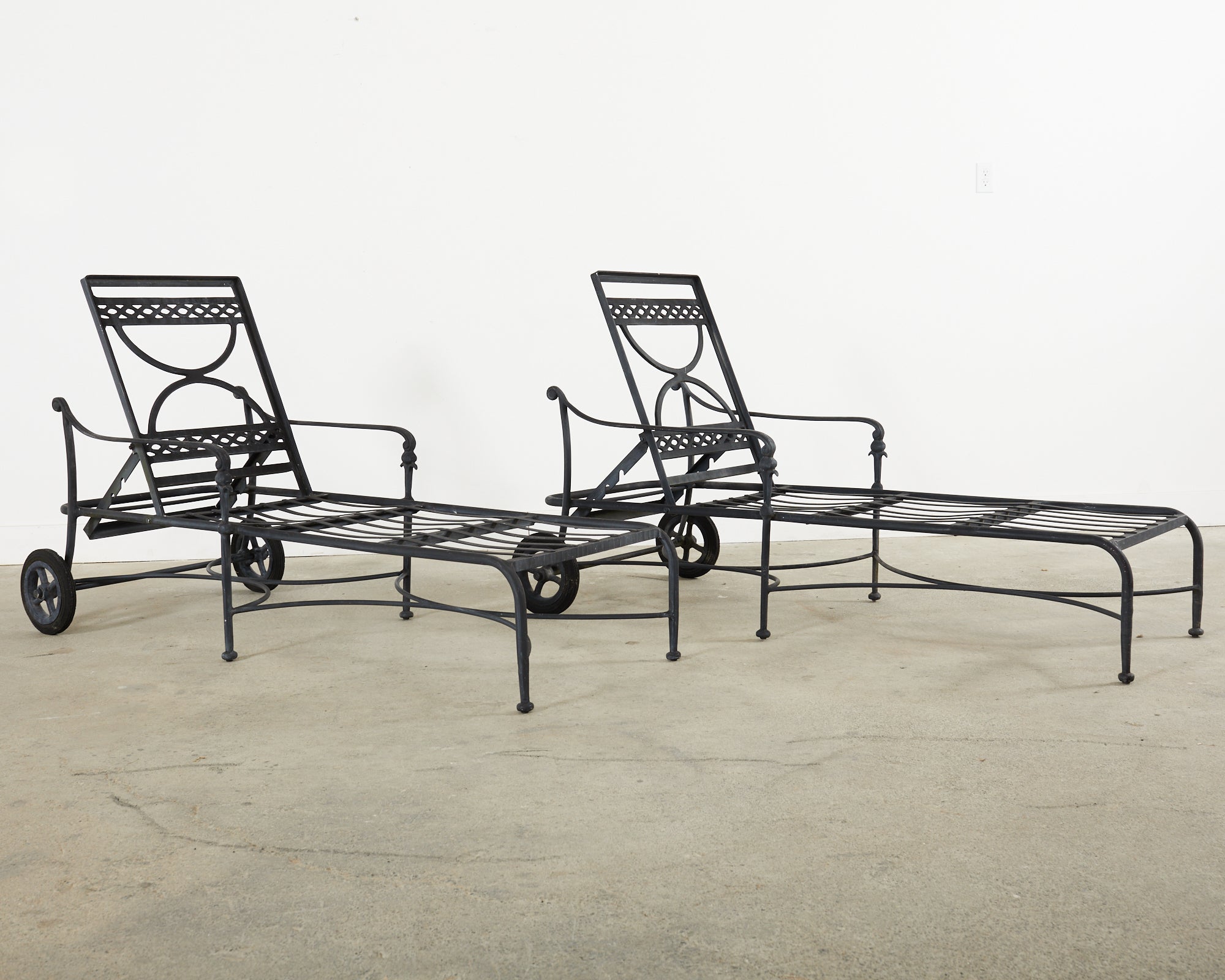 Satz von sechs Garten-Sesseln aus Aluminium im neoklassischen Stil (amerikanisch) im Angebot