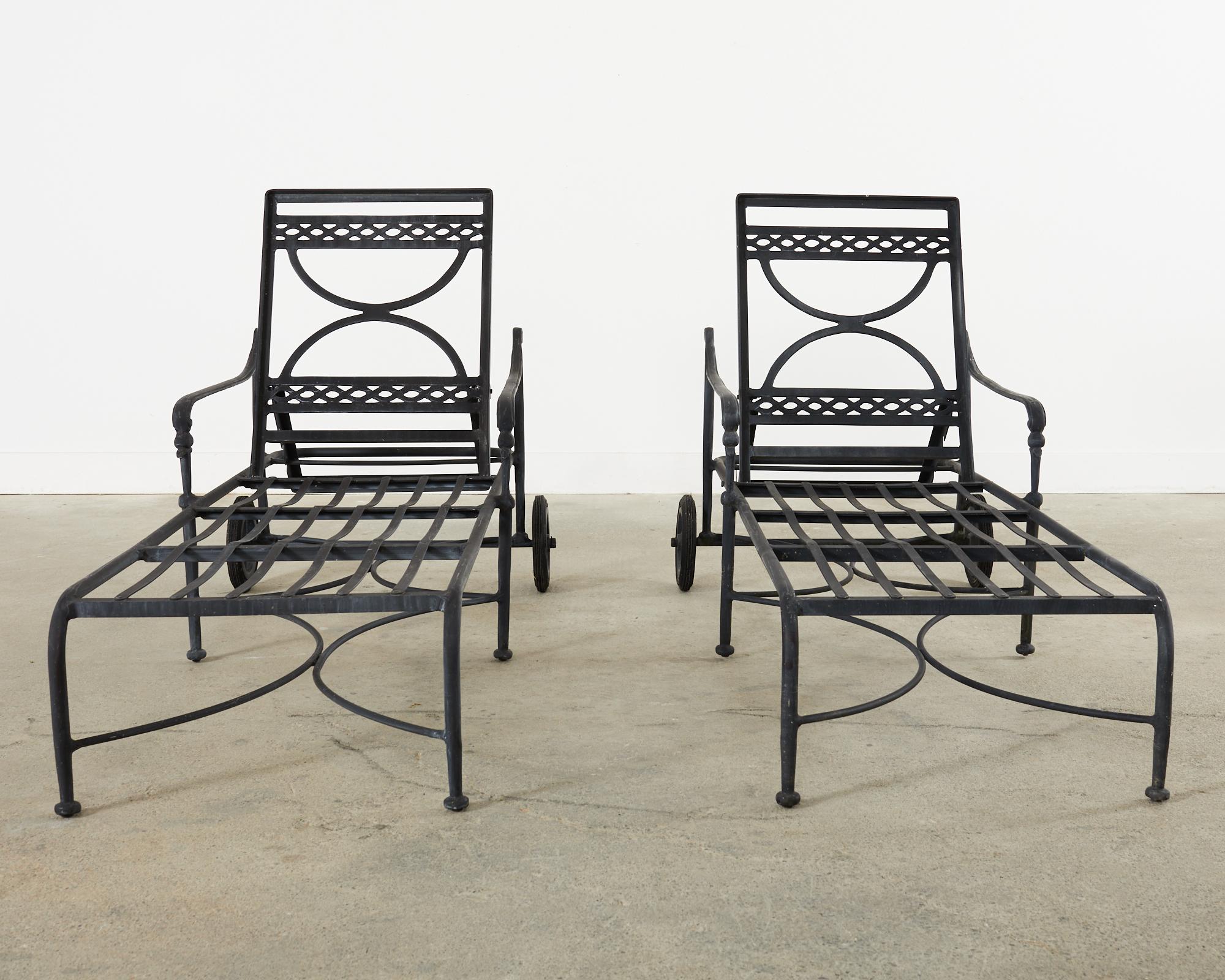 Satz von sechs Garten-Sesseln aus Aluminium im neoklassischen Stil (Gegossen) im Angebot