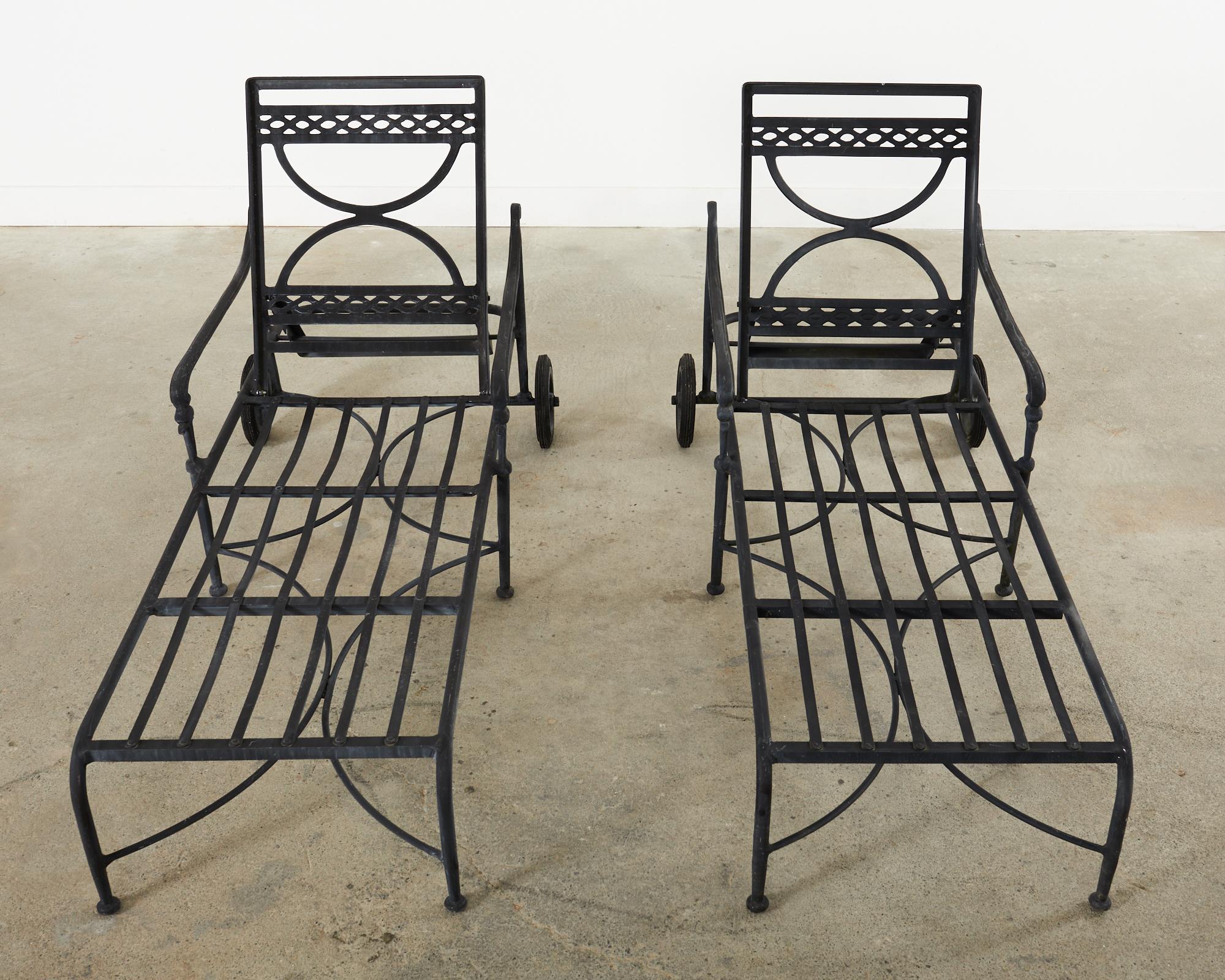 Satz von sechs Garten-Sesseln aus Aluminium im neoklassischen Stil im Zustand „Gut“ im Angebot in Rio Vista, CA