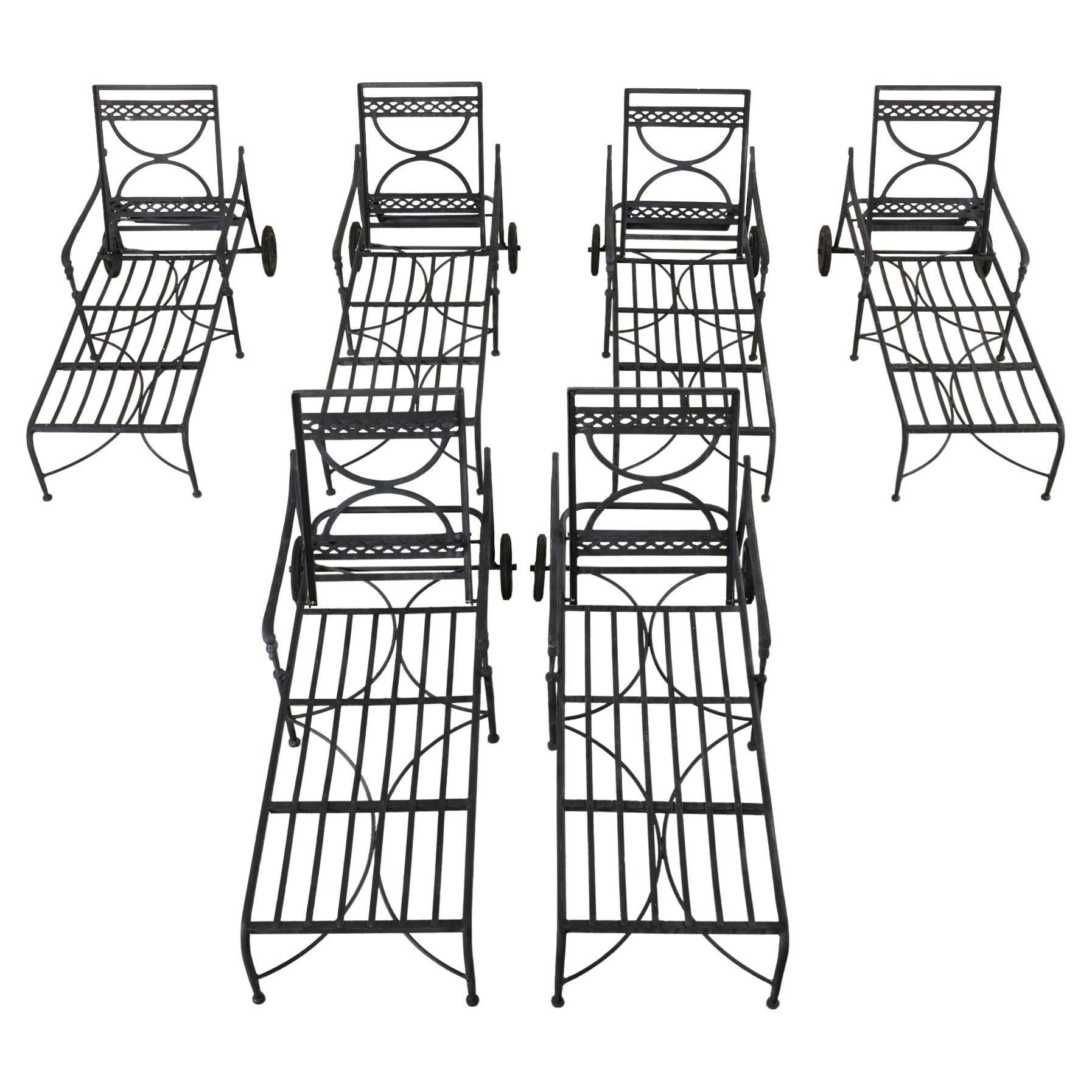 Ensemble de six chaises longues de jardin en aluminium de style néoclassique