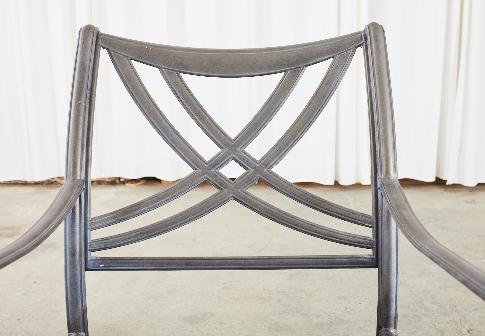 Satz von sechs Garten-Esszimmerstühlen aus Aluminium im neoklassischen Stil im Angebot 4