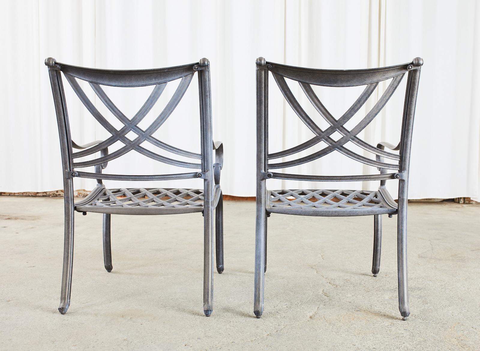 Ensemble de six fauteuils de salle à manger de jardin en aluminium de style néoclassique en vente 7
