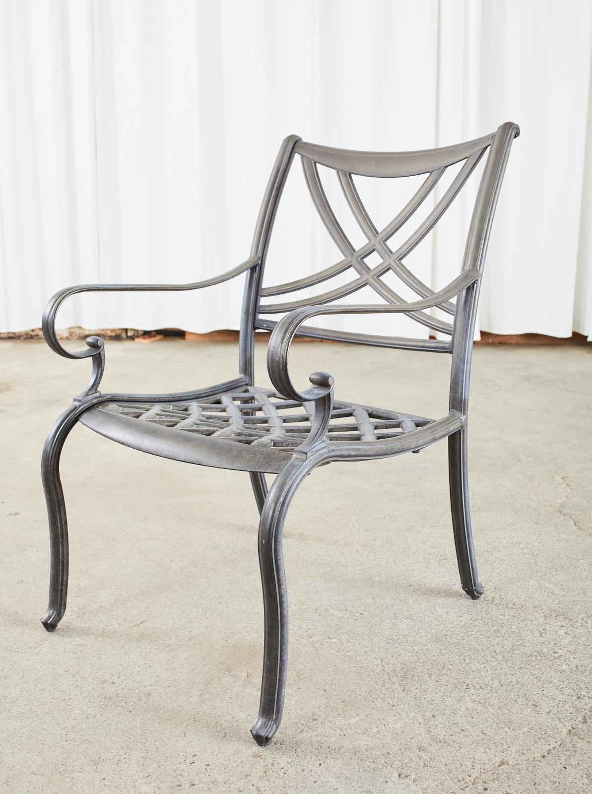 Ensemble majestueux de six fauteuils de patio et de jardin en aluminium fabriqués dans le style et à la manière de Brown Jordan. Les cadres en aluminium moulé sont dotés d'un dossier carré et d'un splat arrière en forme de ruban de style