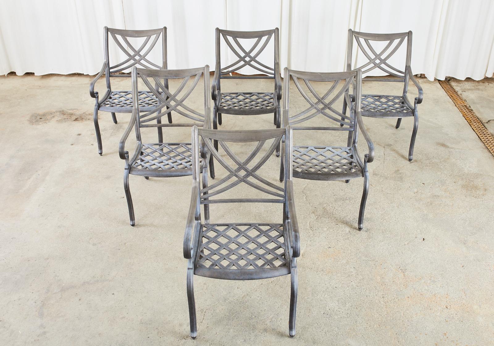 Néoclassique Ensemble de six fauteuils de salle à manger de jardin en aluminium de style néoclassique en vente