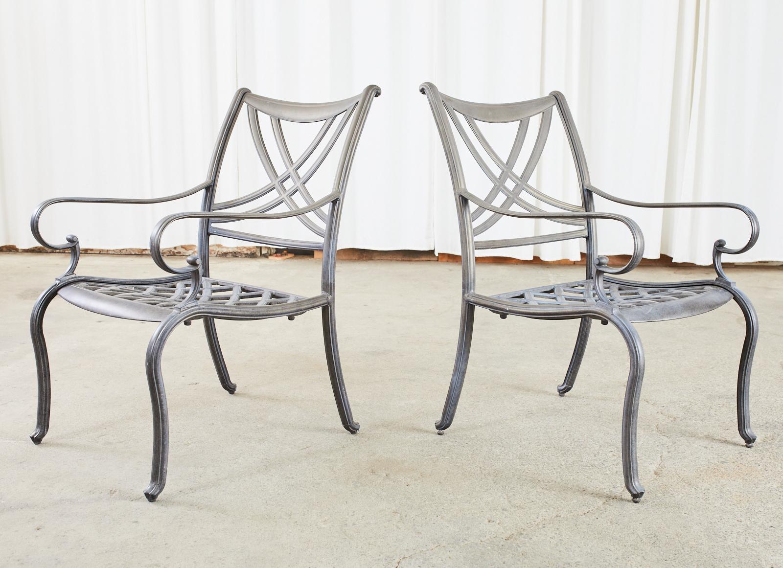 Satz von sechs Garten-Esszimmerstühlen aus Aluminium im neoklassischen Stil (amerikanisch) im Angebot