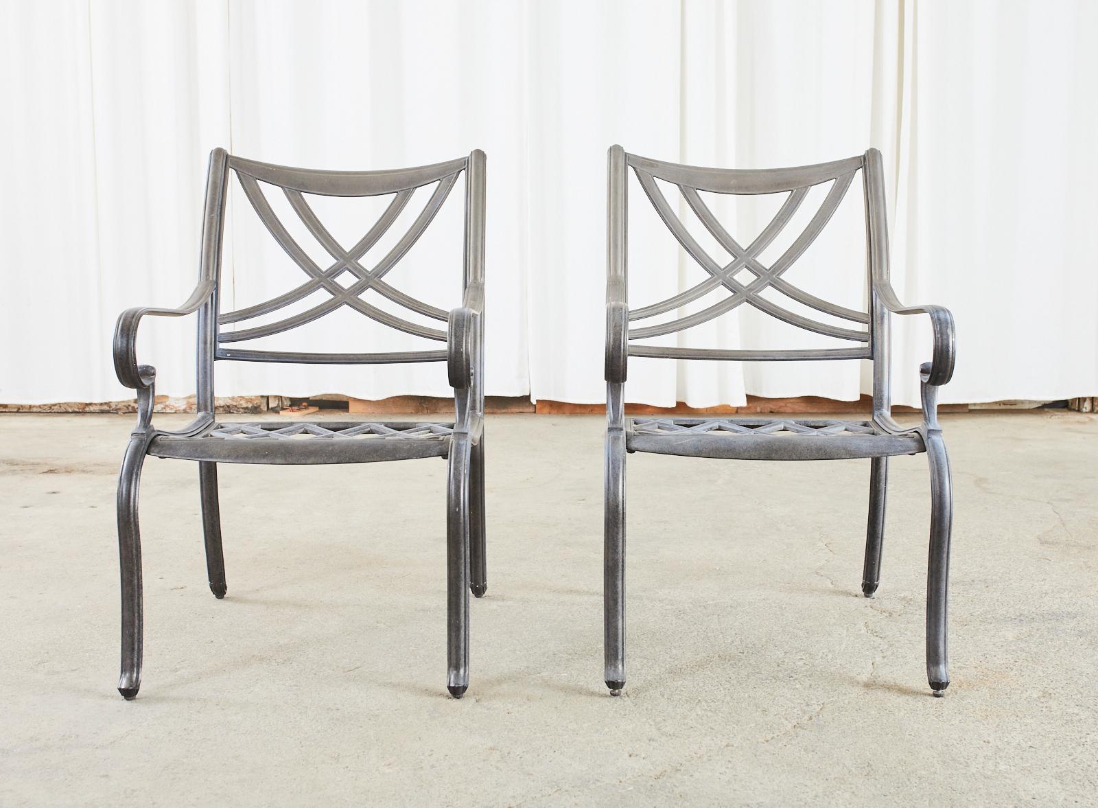 Moulage Ensemble de six fauteuils de salle à manger de jardin en aluminium de style néoclassique en vente