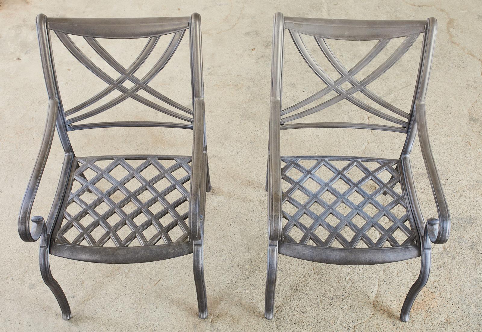 Satz von sechs Garten-Esszimmerstühlen aus Aluminium im neoklassischen Stil im Zustand „Gut“ im Angebot in Rio Vista, CA