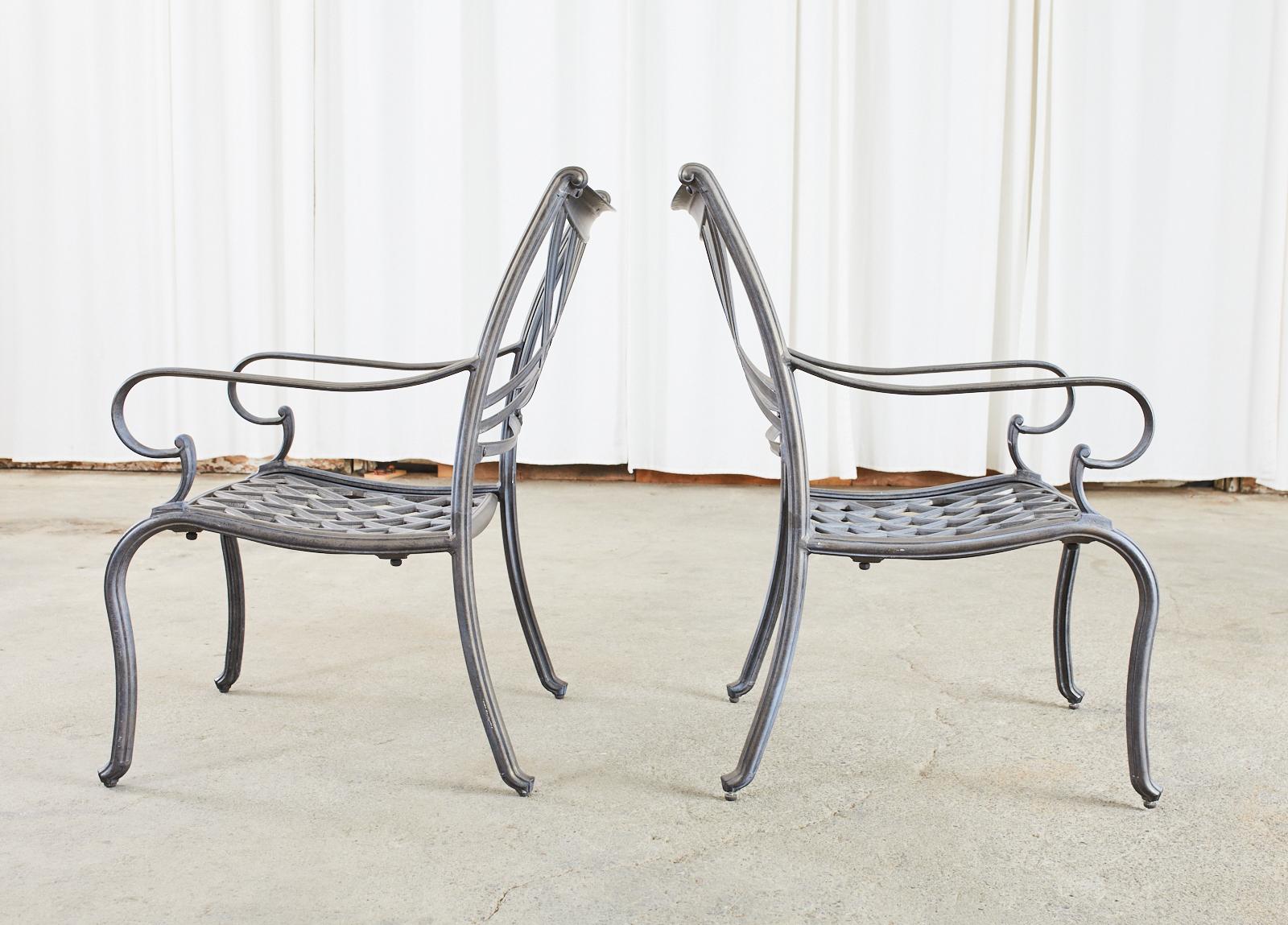 20ième siècle Ensemble de six fauteuils de salle à manger de jardin en aluminium de style néoclassique en vente