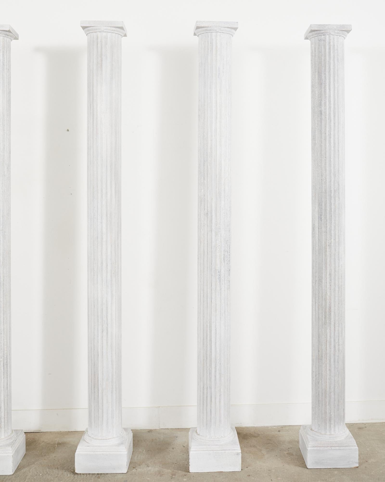 Set von sechs geriffelten Zinksäulen im neoklassischen Stil im Zustand „Gut“ im Angebot in Rio Vista, CA