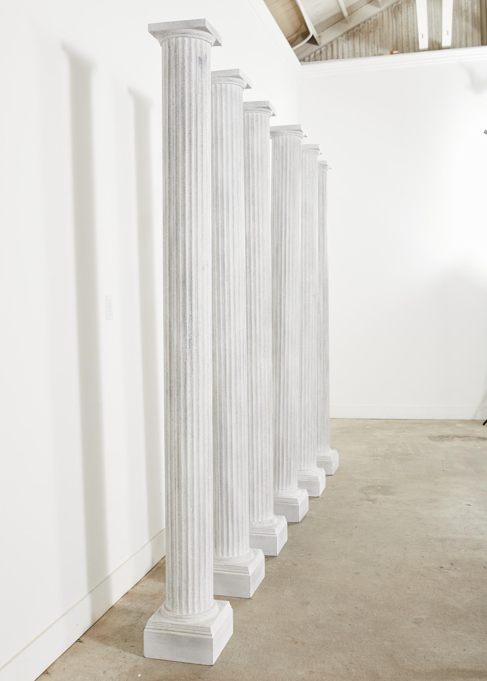 Set von sechs geriffelten Zinksäulen im neoklassischen Stil (20. Jahrhundert) im Angebot