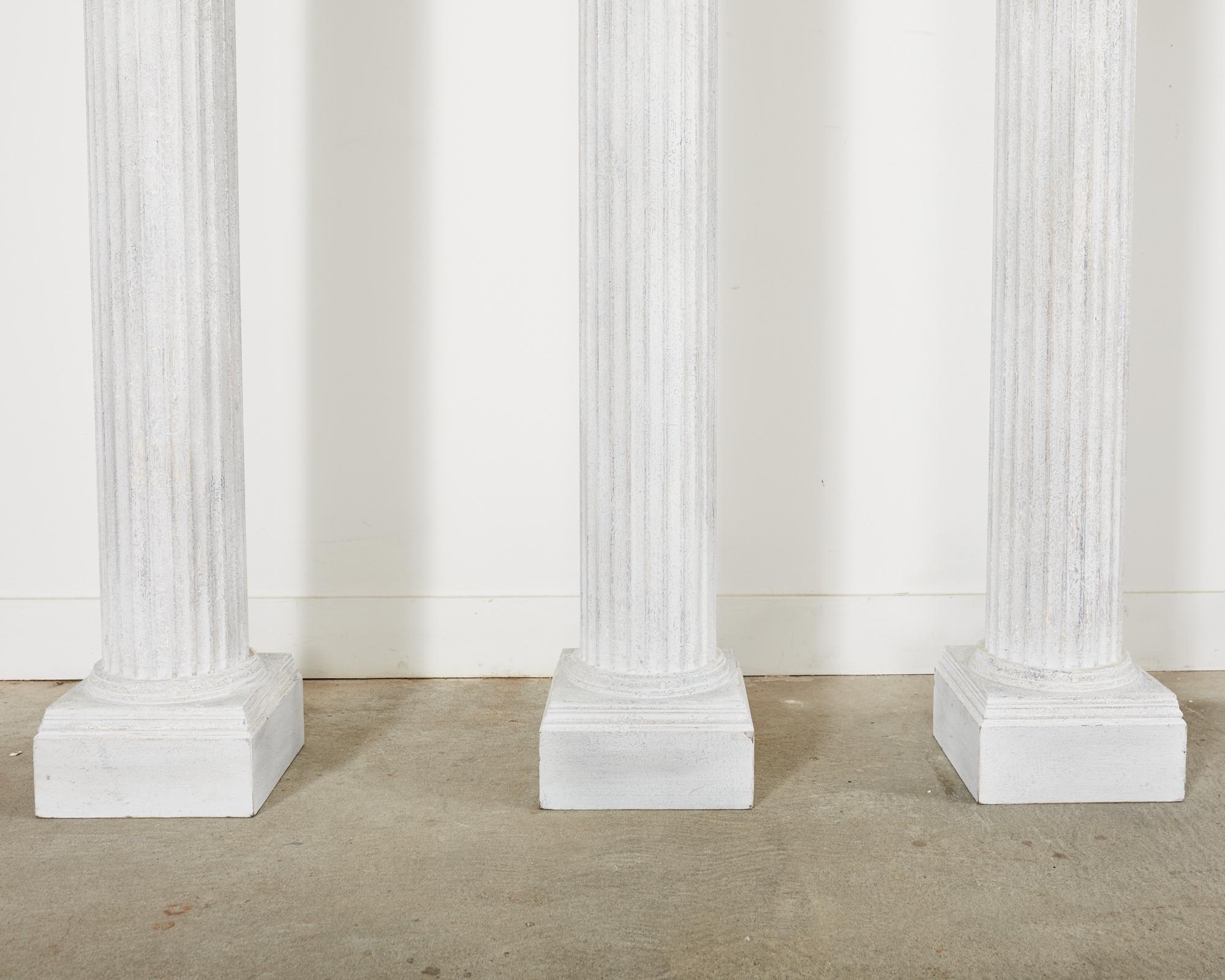 Set von sechs geriffelten Zinksäulen im neoklassischen Stil (Metall) im Angebot