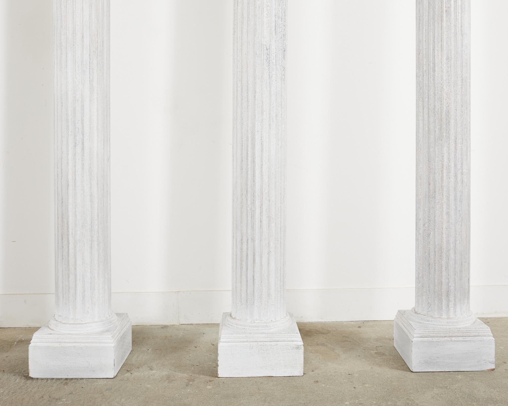 Set von sechs geriffelten Zinksäulen im neoklassischen Stil im Angebot 1