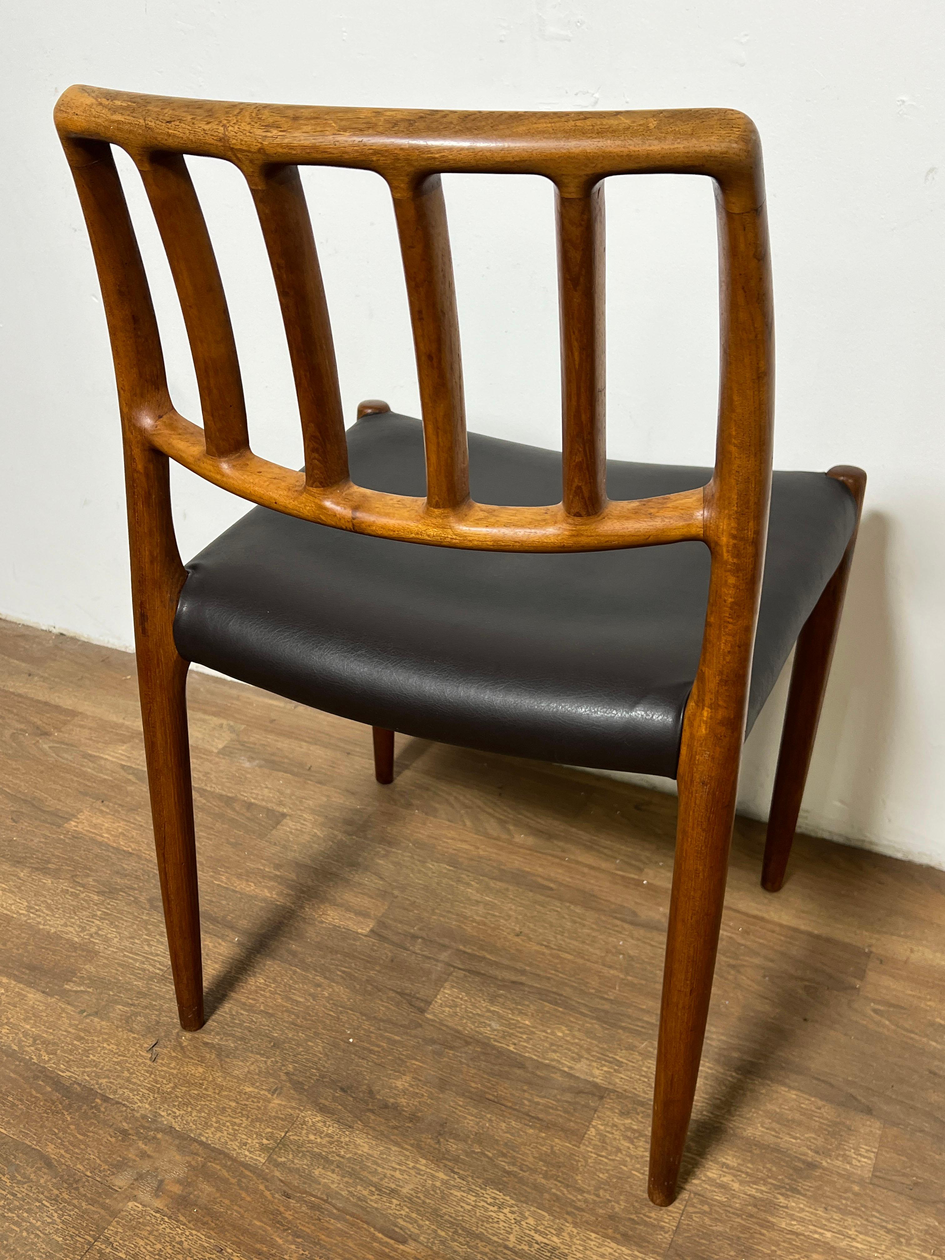 Set di sei sedie da pranzo in teak danese Niels Moller, circa anni '70 in vendita 3