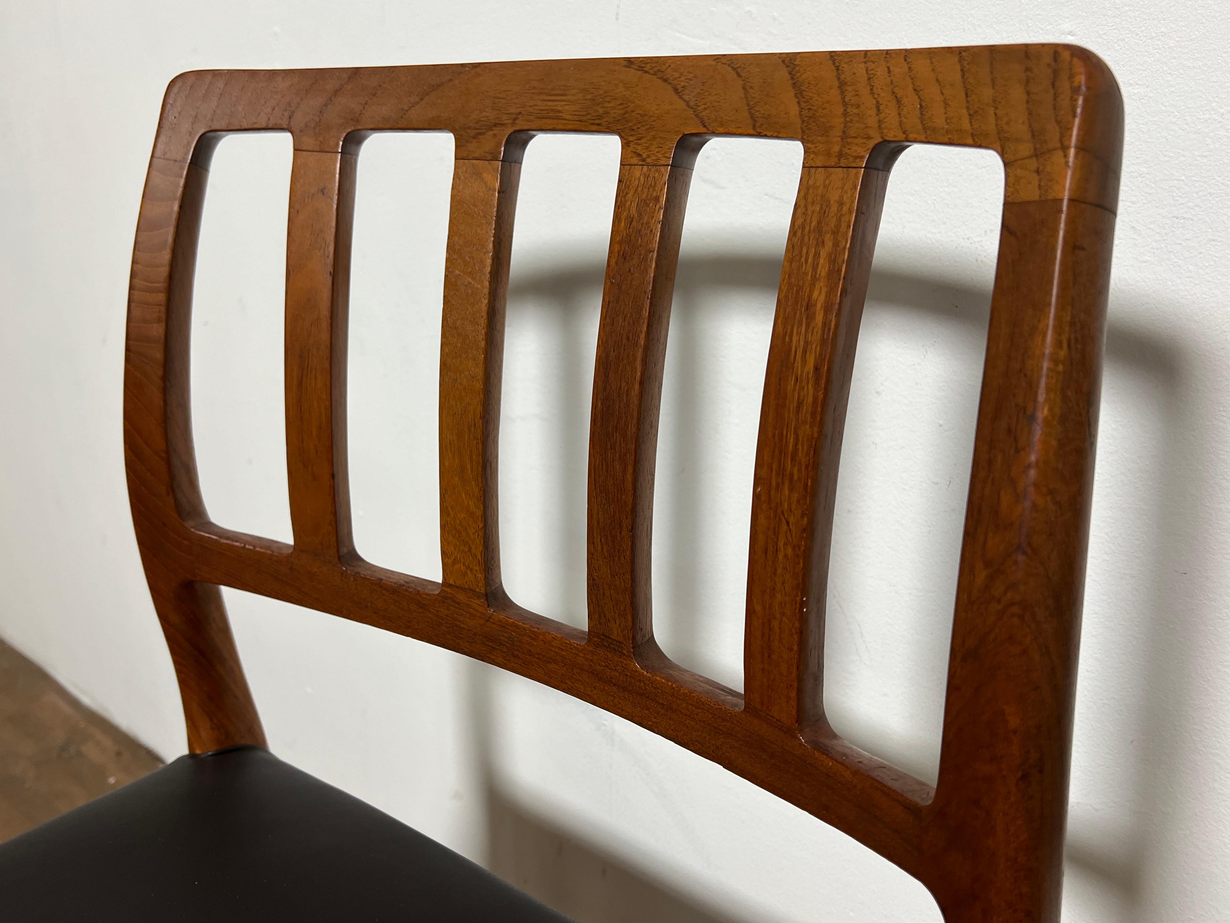 Set di sei sedie da pranzo in teak danese Niels Moller, circa anni '70 in vendita 5