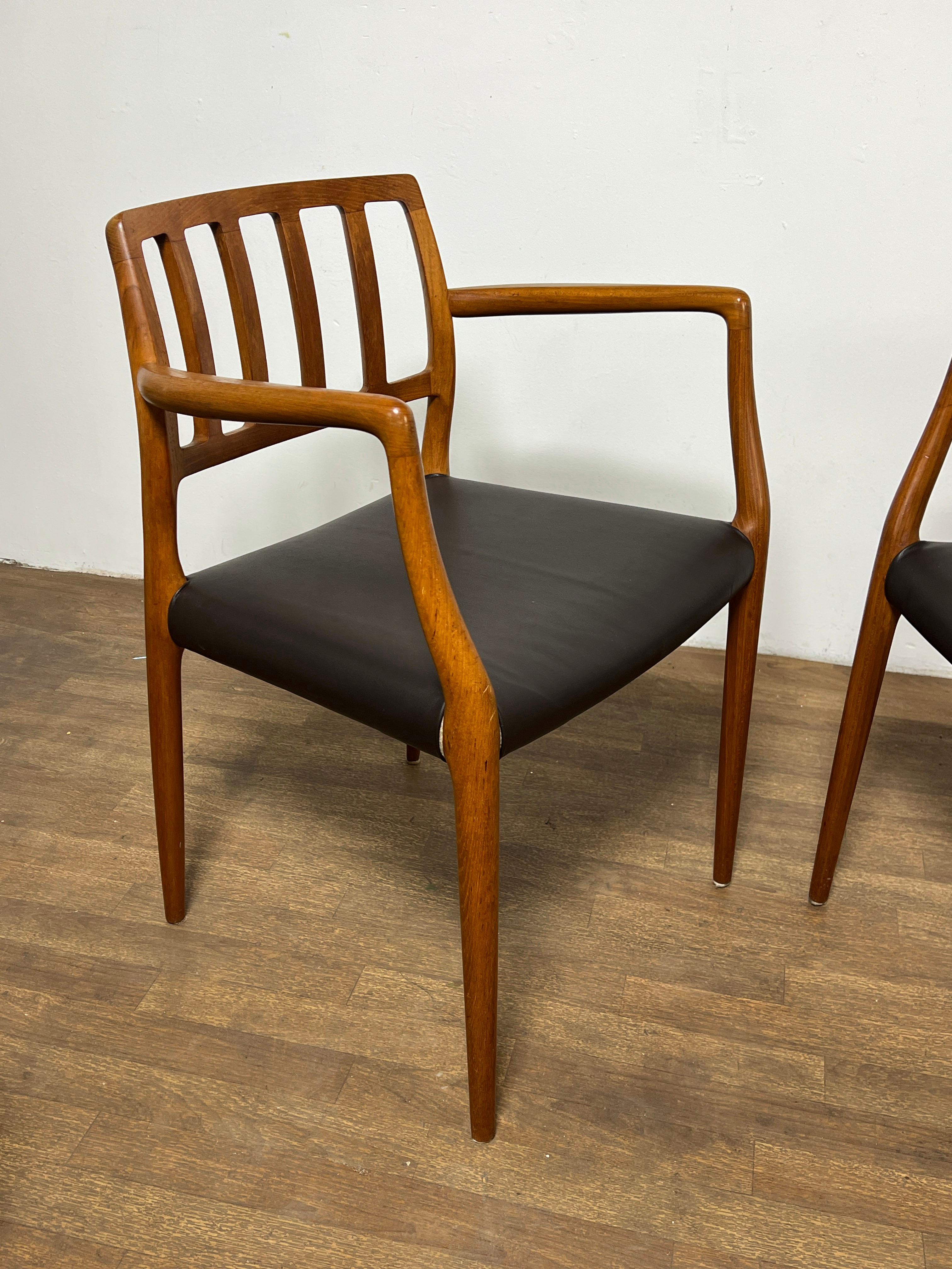 Un set di sei sedie da pranzo in teak danese di Niels Moller per JL Moller, composto da quattro sedie laterali modello 83 e due poltrone modello 66, disegnate nel 1974.

Le poltrone misurano 22,5
