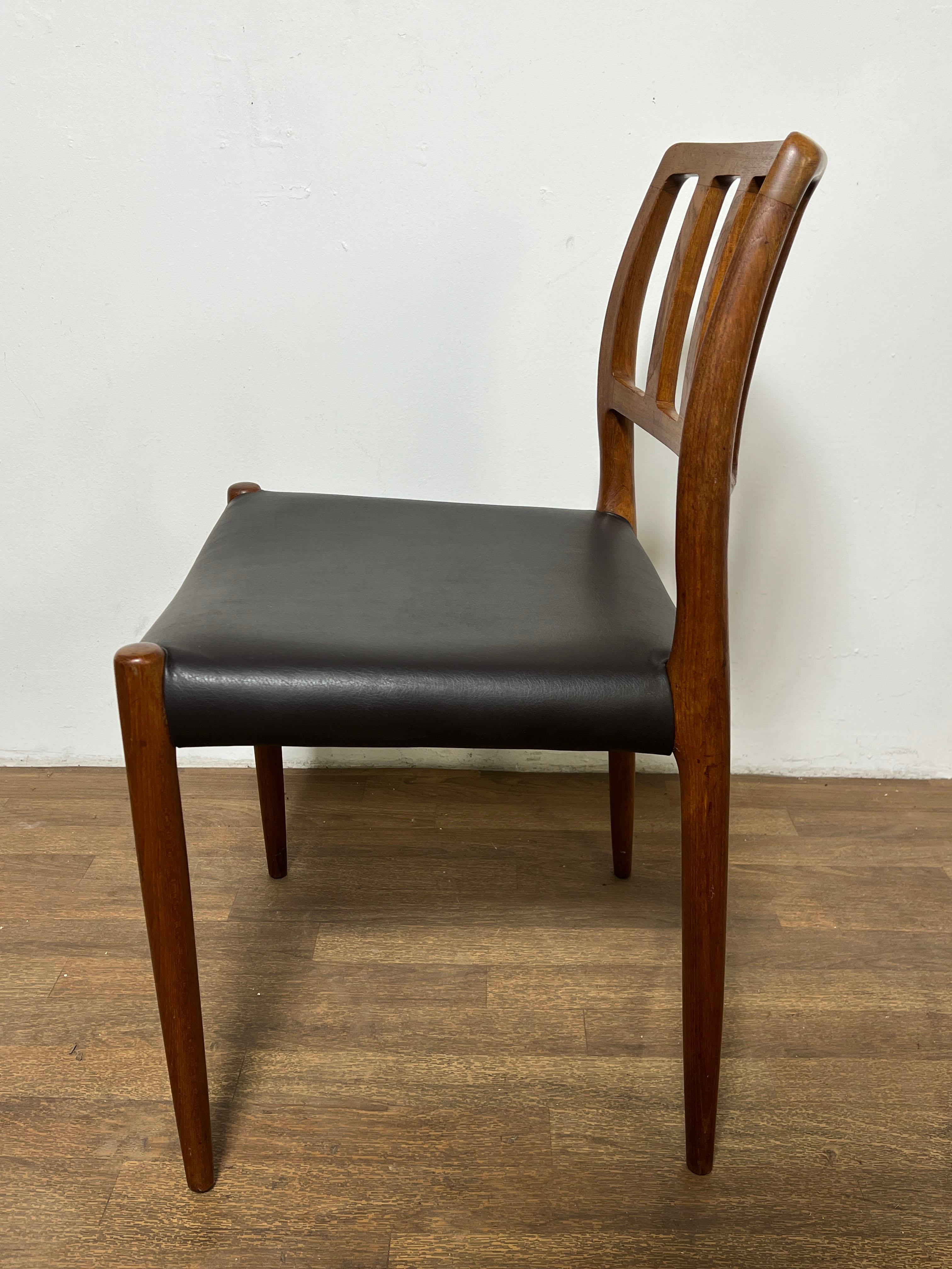 Set di sei sedie da pranzo in teak danese Niels Moller, circa anni '70 in vendita 1