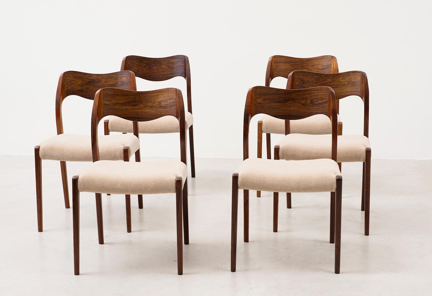 Stunning set of six Niels Moller dining chairs model #71. Solid rosewood frames, seats reupholstered in a sumptuous Leo Schellens champagne mohair velvet. Denmark, 1950s.

Matching dining table available in separate listing.