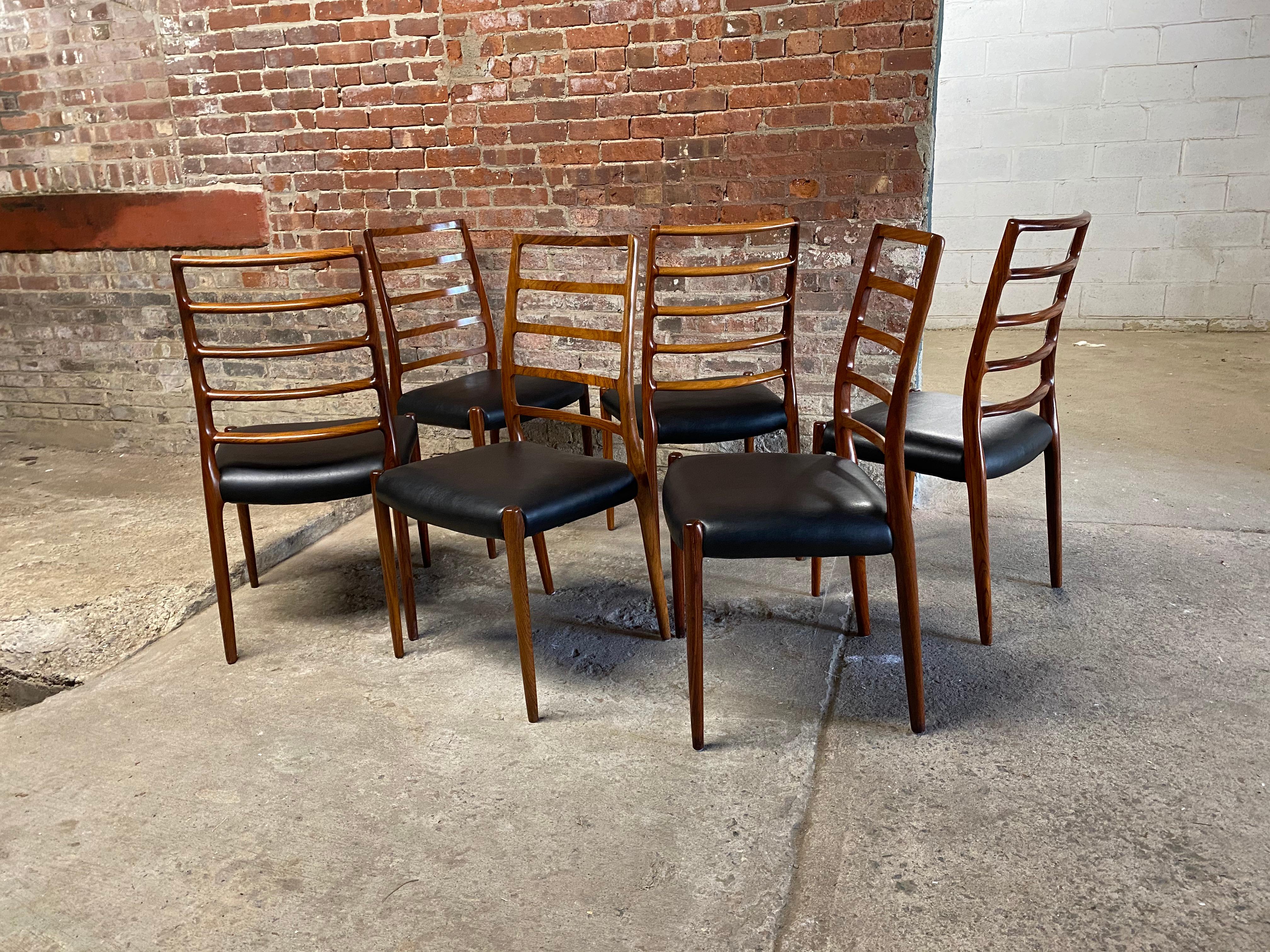 Tissu d'ameublement Ensemble de six chaises de salle à manger Niels Otto Moller Ladder modèle 82 à dossier